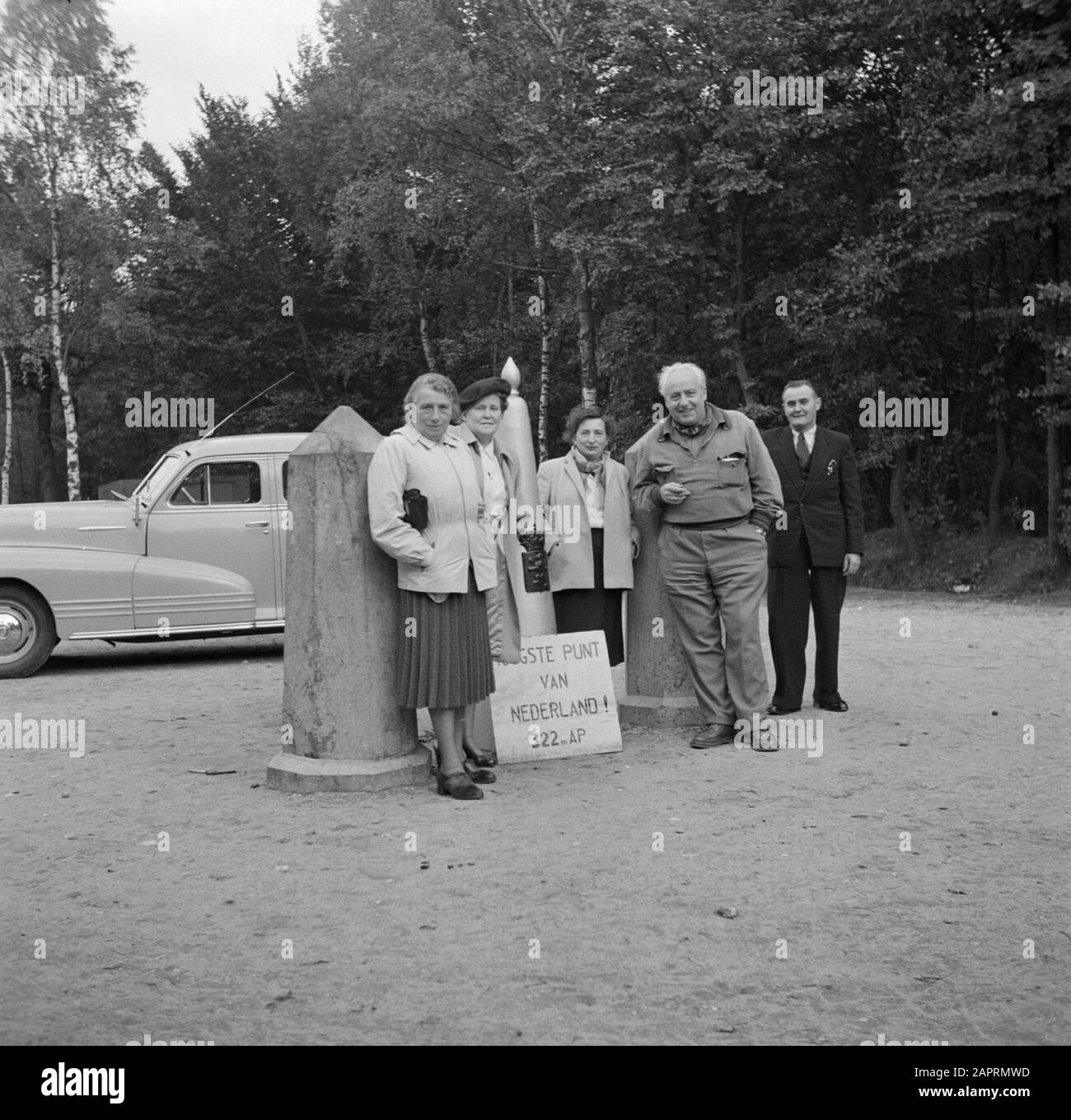 Zuid-Limburg Drielandenpunt a Vaals, secondo da destra Willem van de Poll, a sinistra di lui Hildegard Eschen, ulteriori Sig.ra Paulssen e Sig.ra Salomons e Jozef Data: 1 settembre 1952 posizione: Tre paesi punto, Limburg, Olanda, Vaals Parole Chiave: Viaggiatori Nome personale: Eschen, Hildegard, poll, William van de Foto Stock