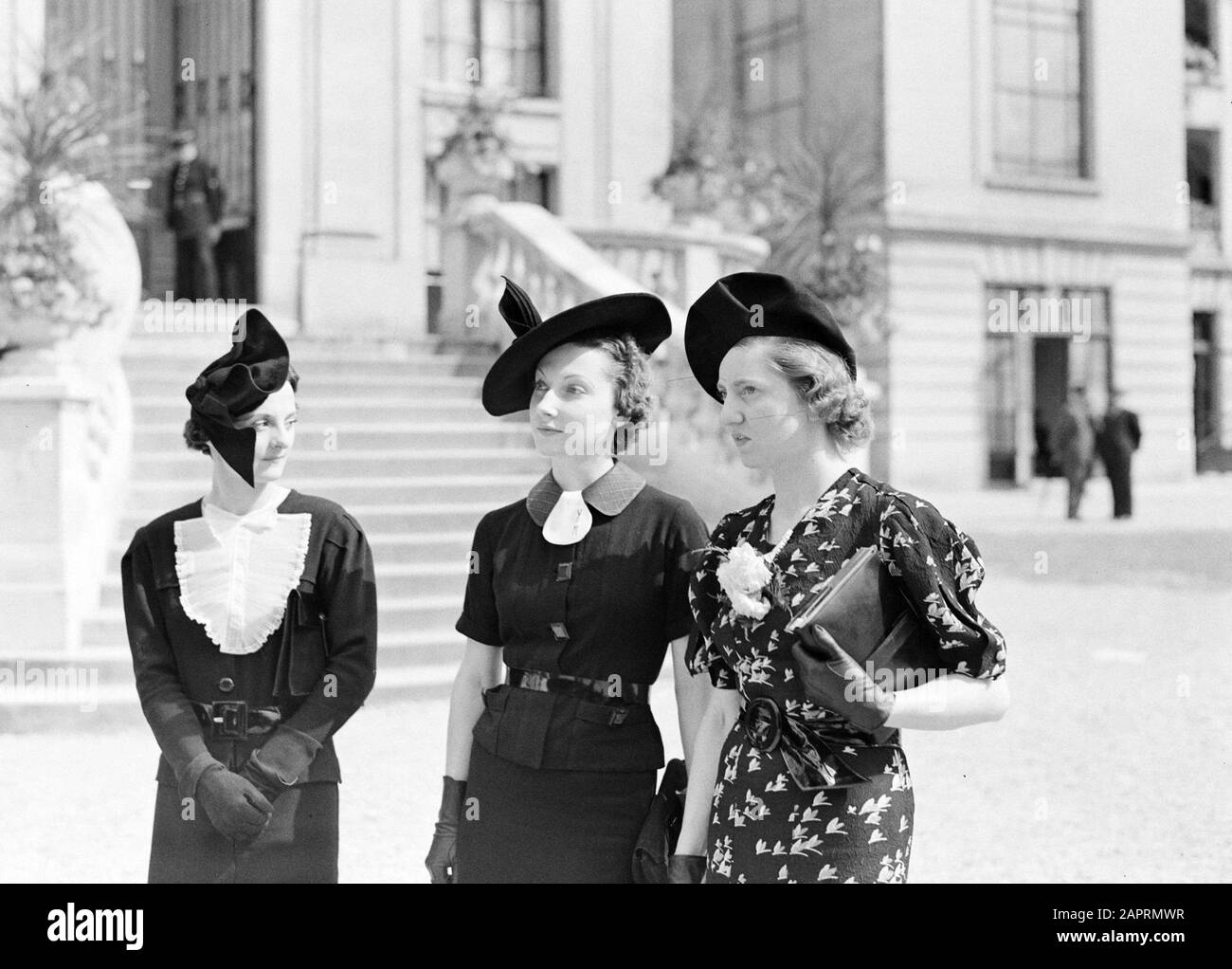 Foto di moda in Auteuil Tre donne con cappelli Data: 28 Giugno 1936 posizione: Francia, Parigi Parole Chiave: Cappelli, abbigliamento, moda Foto Stock