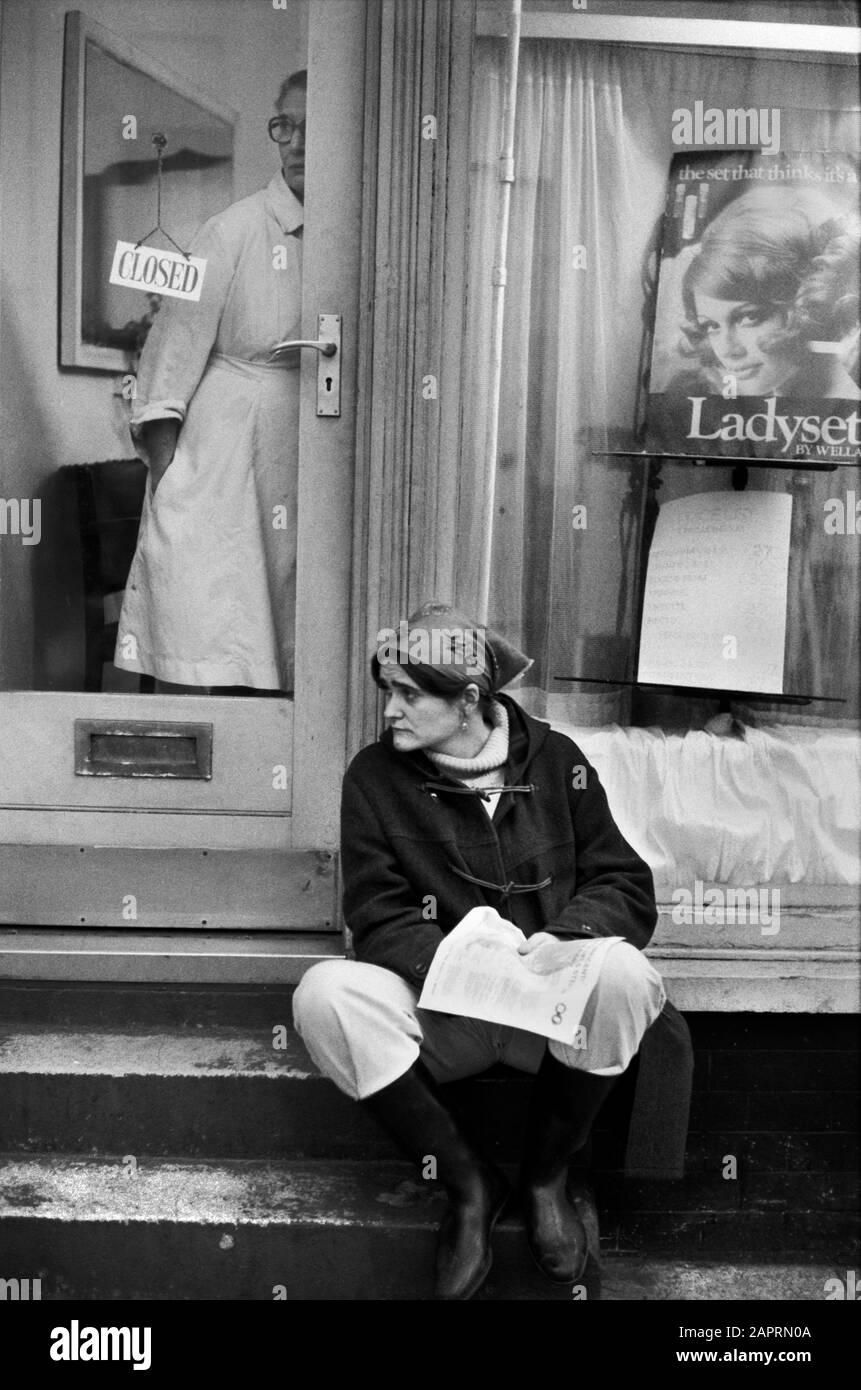 Negozio chiuso centro di Londra come un pass dimostrativo. Signore parrucchieri, dimostratore si siede sul passo che guarda depresso. 1970s Londra 1976 Inghilterra HOMER SYKES Foto Stock