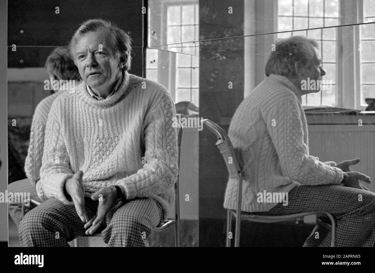 Peter Barkworth attore inglese in un film ambientato nelle contee domestiche mentre girava un film della BBC. 1976, 1970S UK HOMER SYKES Foto Stock