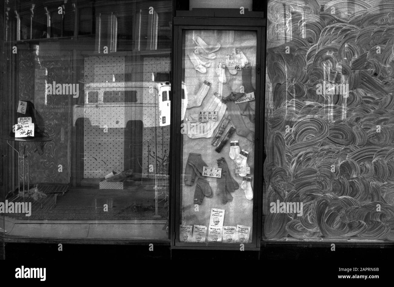 Chiusa la finestra vuota del negozio 1970s London. 1976 1970S UK HOMER SYKES Foto Stock