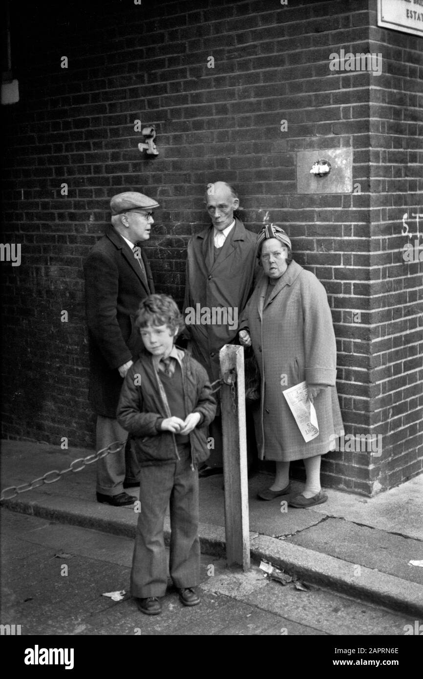 Classe di lavoro gruppo familiare povertà Londra 1970s. Madre padre figli e amico 1976. UK HOMER SYKES Foto Stock