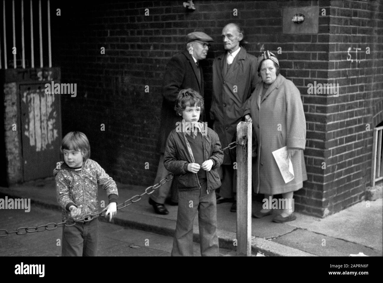 Classe di lavoro gruppo familiare povertà Londra 1970s. Madre padre figli e amico 1976. UK HOMER SYKES Foto Stock