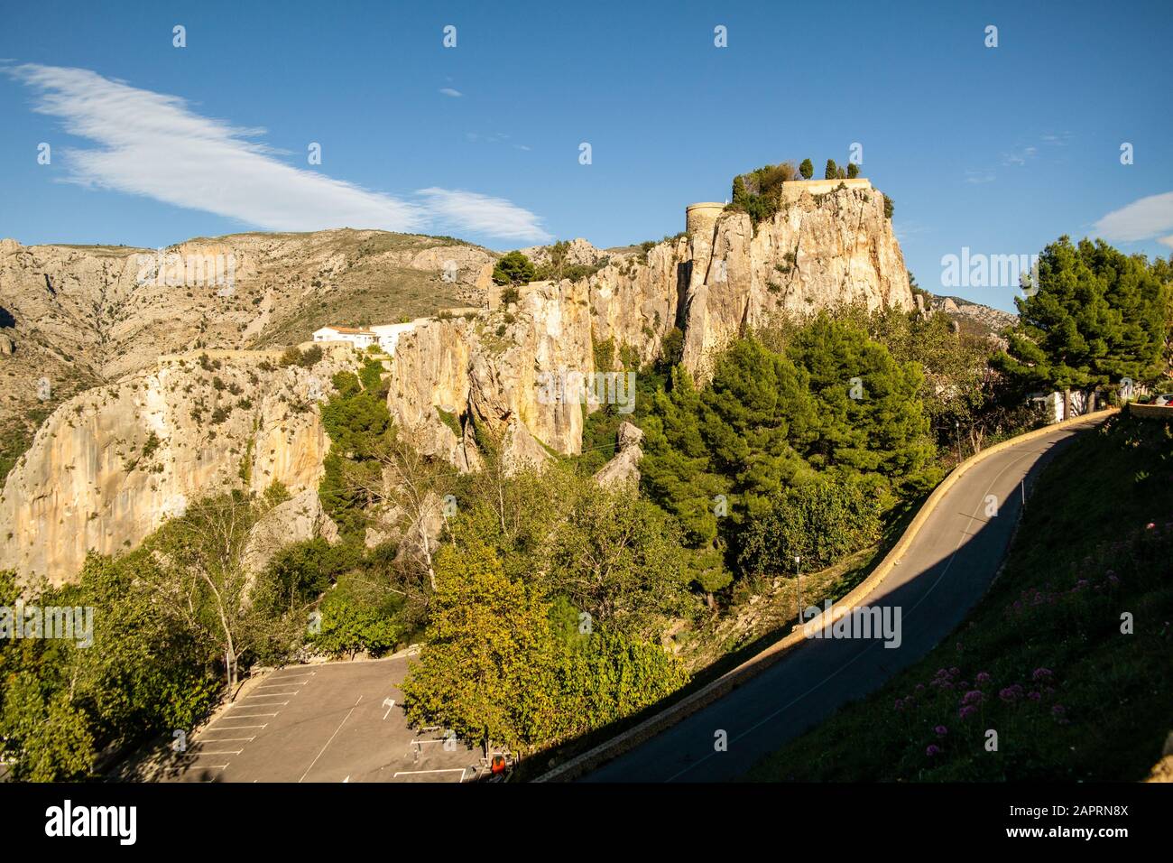 Bella vista di una strada circondata da montagne rocciose in Guadalest Foto Stock