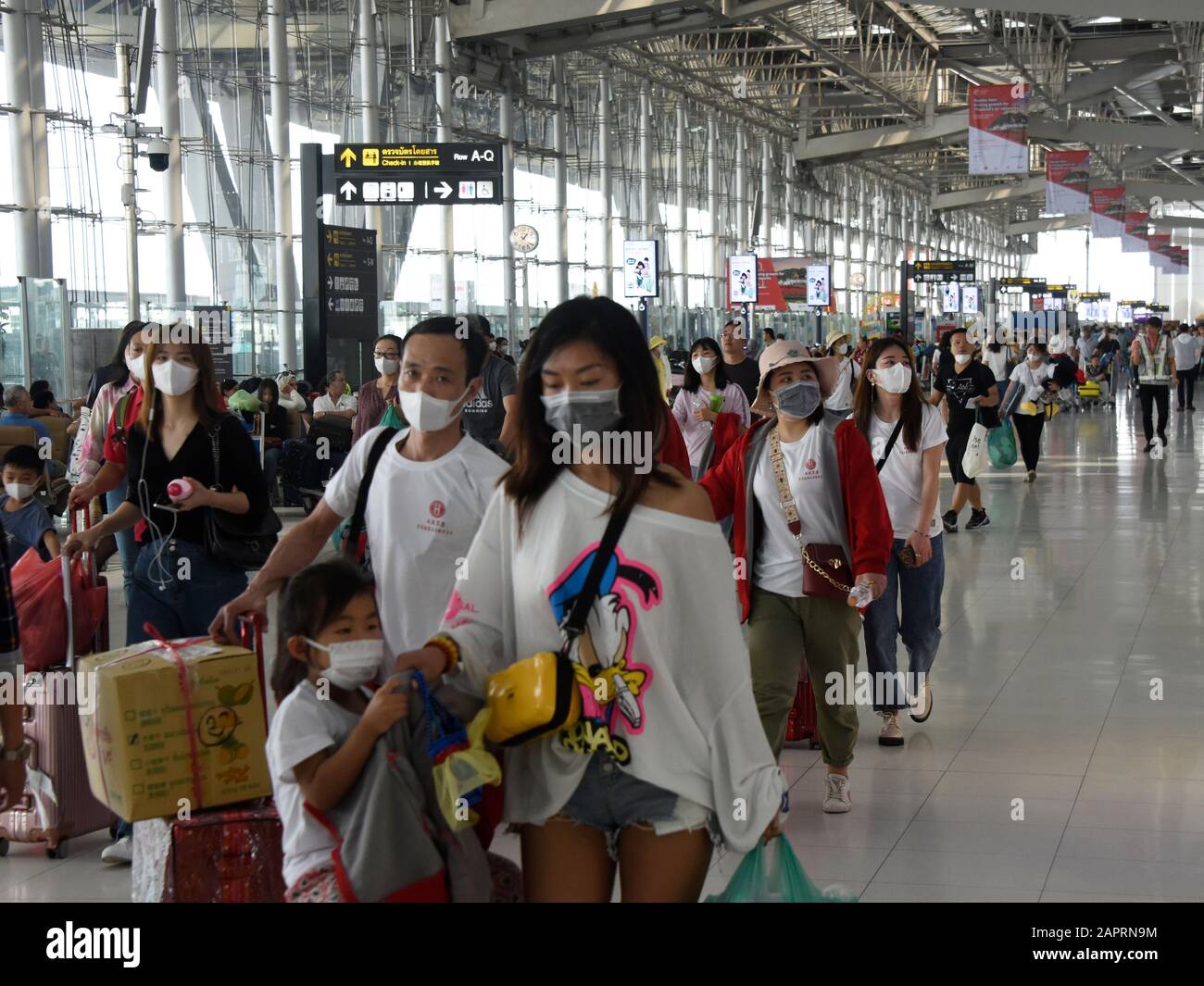 Bangkok, Tailandia. 24th Gen 2020. 2019-nCoV 2019 nCoV Coronavirus Corona Virus Focolaio nel Sud Est Asiatico. Il personale e I Passeggeri indossano maschere di protezione contro Coronavirus, Suvarnabhumi Airport, Bangkok, Thailandia. Il personale e i passeggeri intensificano le misure di biosicurezza indossando maschere facciali dopo che il Coronavirus ha ucciso 26 persone confermate, e il numero di casi raggiunge 1000. Arriva alla vigilia del Capodanno cinese, quando milioni di persone in tutta l’Asia sudorientale tornano tradizionalmente a casa, aumentando il rischio di diffusione. Credit: Stefano Barnes/Alamy Live News Foto Stock