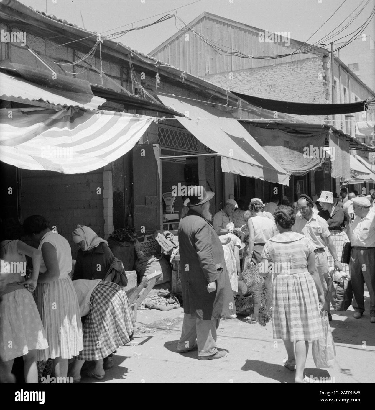 Israele 1964-1965: Gerusalemme (Gerusalemme), immagini di strada trafficata strada del mercato nella città Data: 1964 Località: Israele, Gerusalemme Parole Chiave: Visitatori, alimentari, sculture di strada, shopping Foto Stock