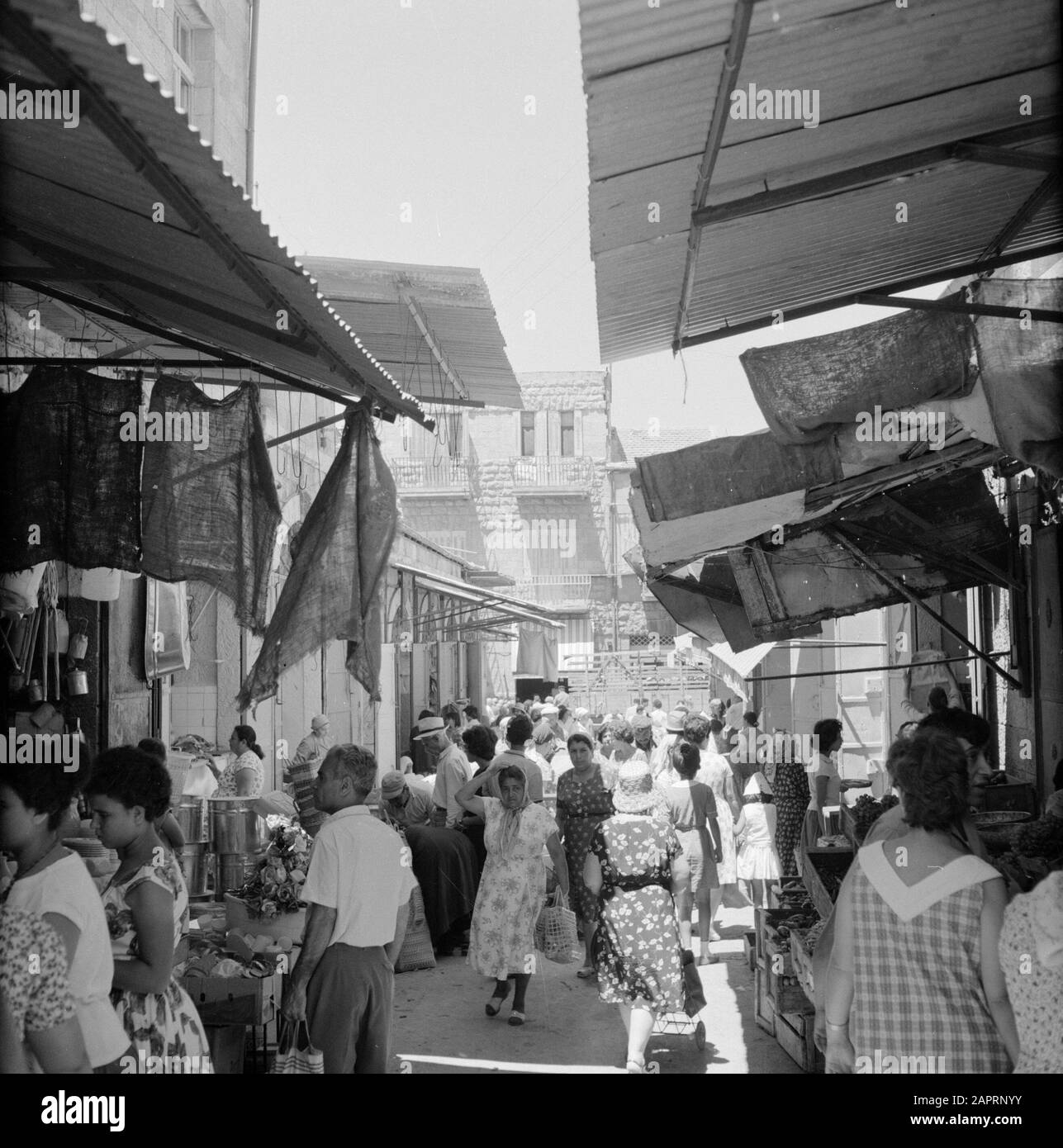 Israele 1964-1965: Gerusalemme (Gerusalemme), immagini di strada trafficata strada del mercato nella città Data: 1964 Località: Israele, Gerusalemme Parole Chiave: Visitatori, alimentari, sculture di strada, shopping Foto Stock