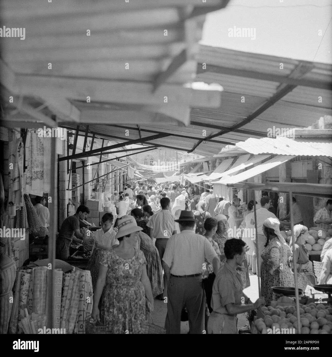 Israele 1964-1965: Gerusalemme (Gerusalemme), immagini di strada trafficata strada del mercato nella città Data: 1964 Località: Israele, Gerusalemme Parole Chiave: Visitatori, alimentari, sculture di strada, shopping Foto Stock