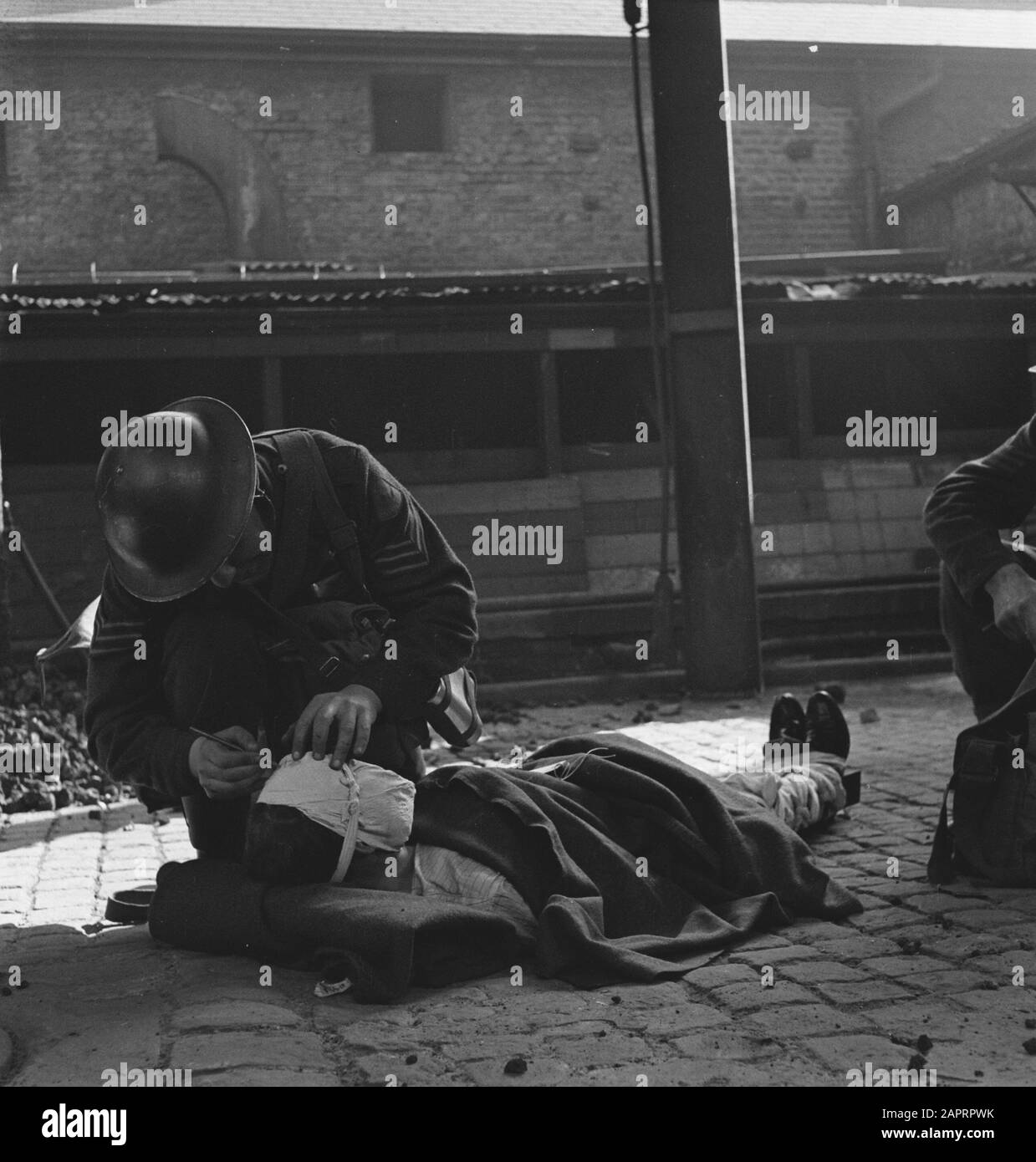 HIE [Olanda in Inghilterra]/Anefo London series Dutch Civil Defense exercices/Dutch Protection Population Exercises Data: Maggio 1944 luogo: Gran Bretagna Parole Chiave: Sollievo, militare, esercizi, seconda guerra mondiale Foto Stock