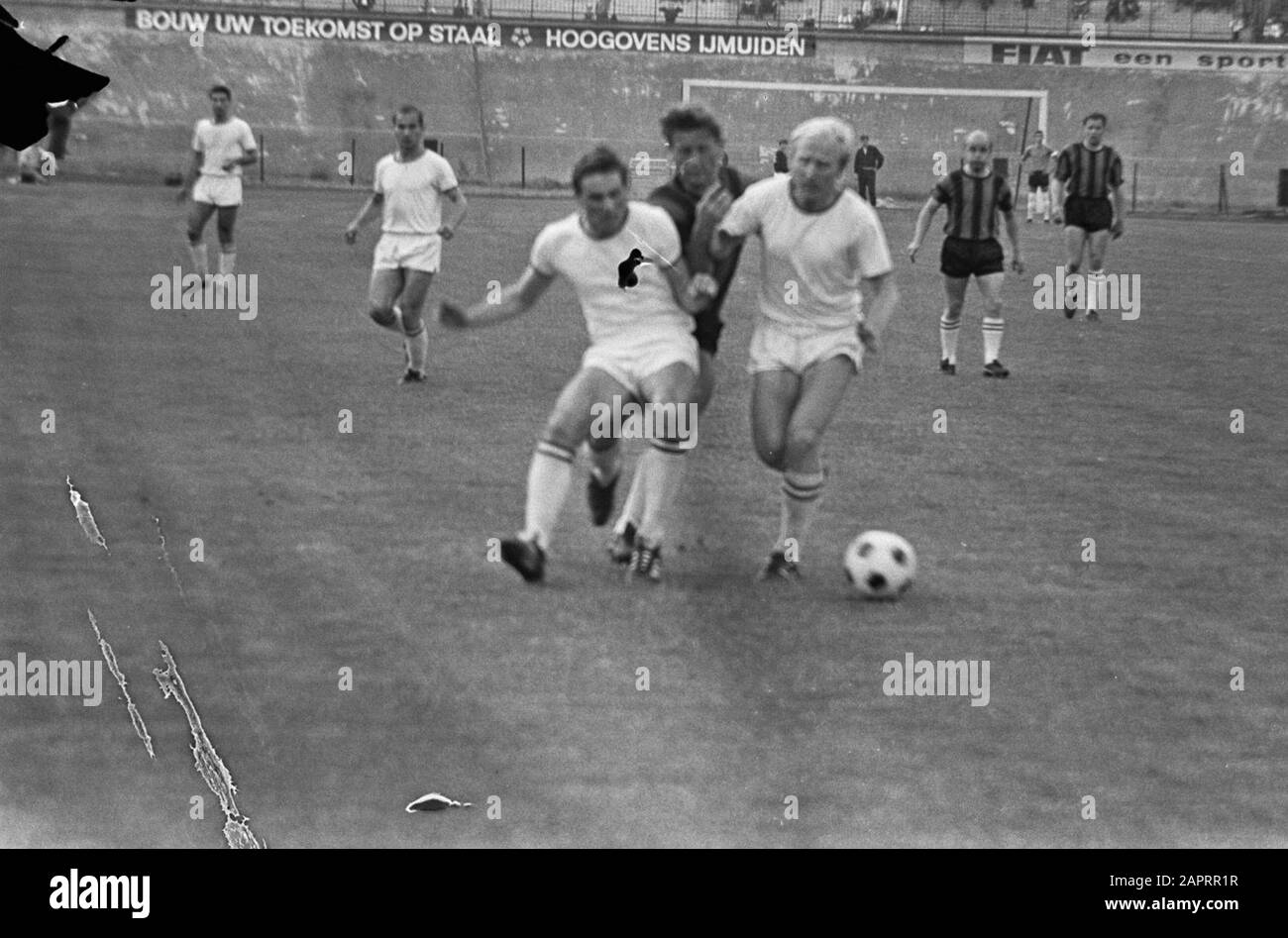 En:Di Willskracht Sterk contro en:RC Strasburgo in en:1966-67 INTERTOTO CUP Intertoto, DWS contro Strasburgo 4-1, momenti di gioco; Foto Stock