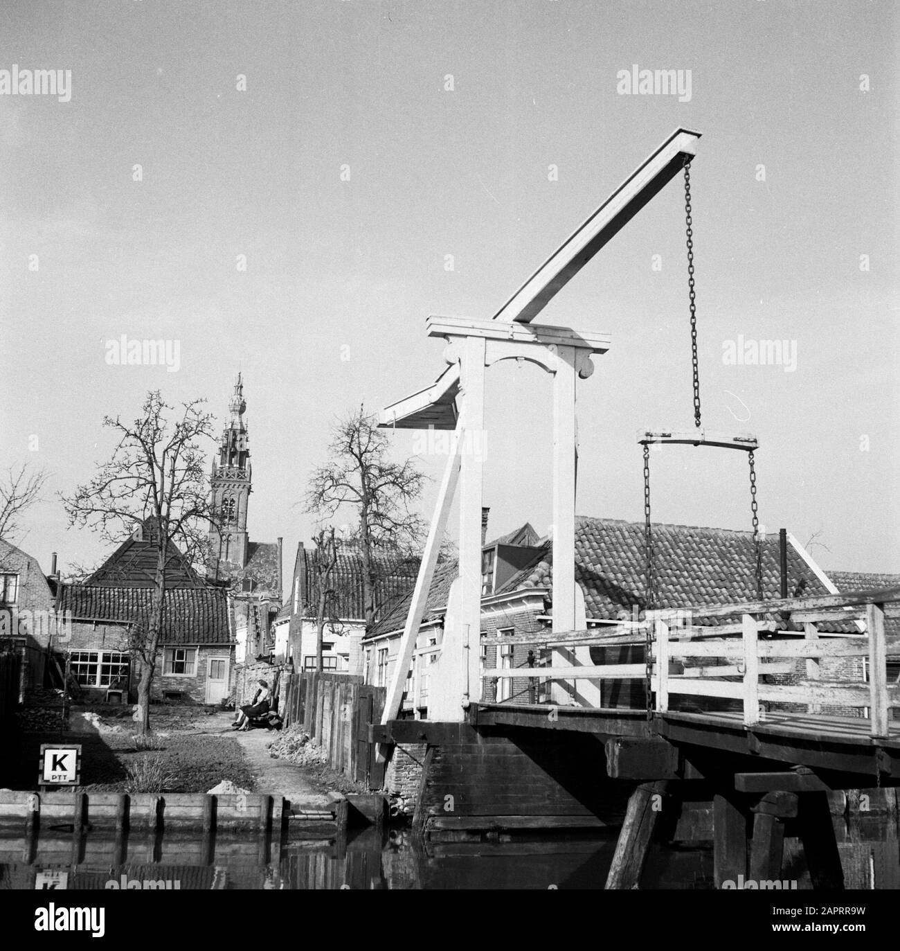 Edam Edam. Ponte levatoio al Kwakelsteeg con in background il Speeltoren Data: 1 gennaio 1958 luogo: Edam, Noord-Holland Parole Chiave: Gotico, canali, torri della chiesa, ponti levatoi, paesaggio urbano Foto Stock
