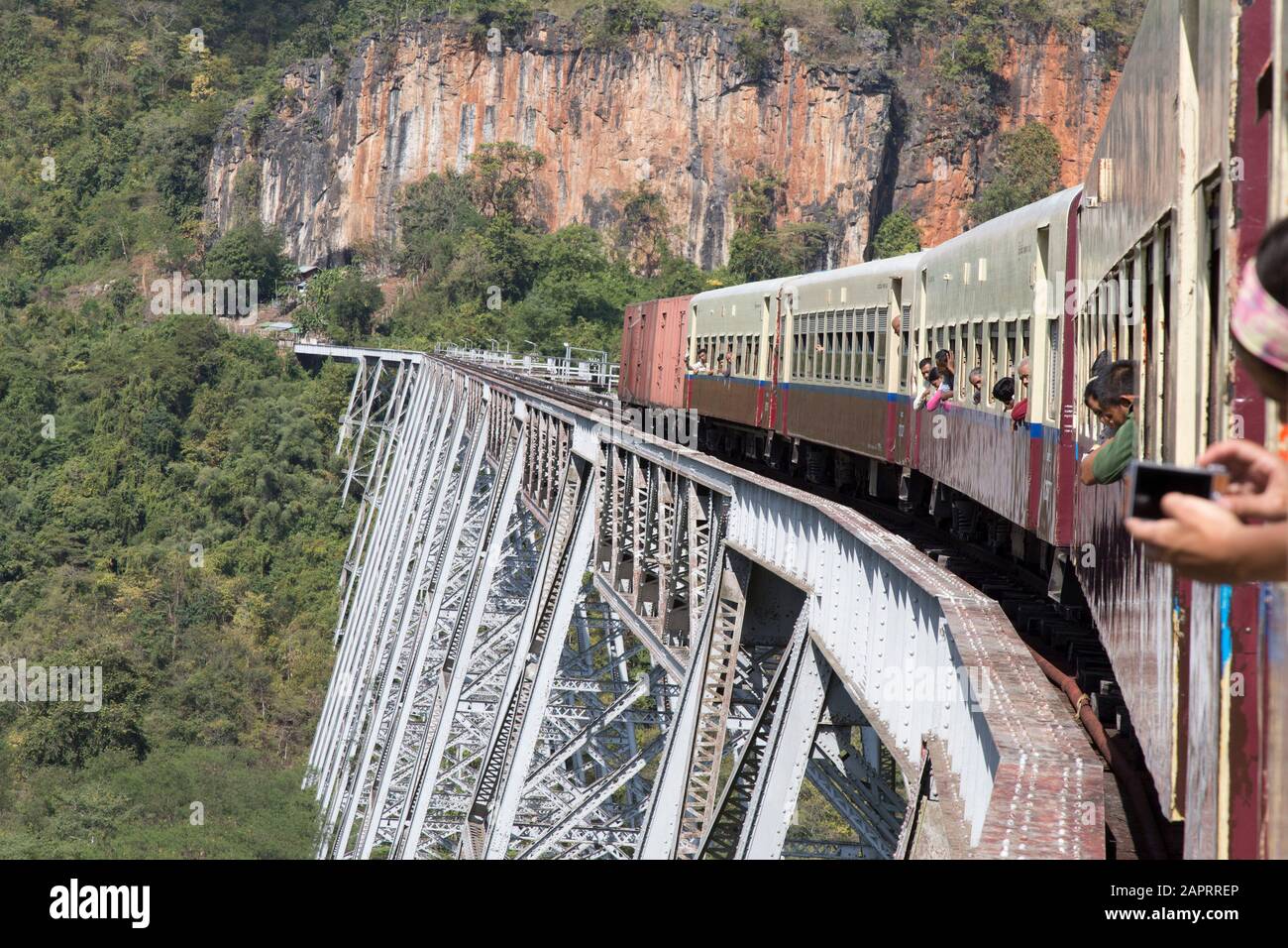 Persone birmane a bordo di un treno panoramico che attraversa l'iconico viadotto di Gokteik Foto Stock