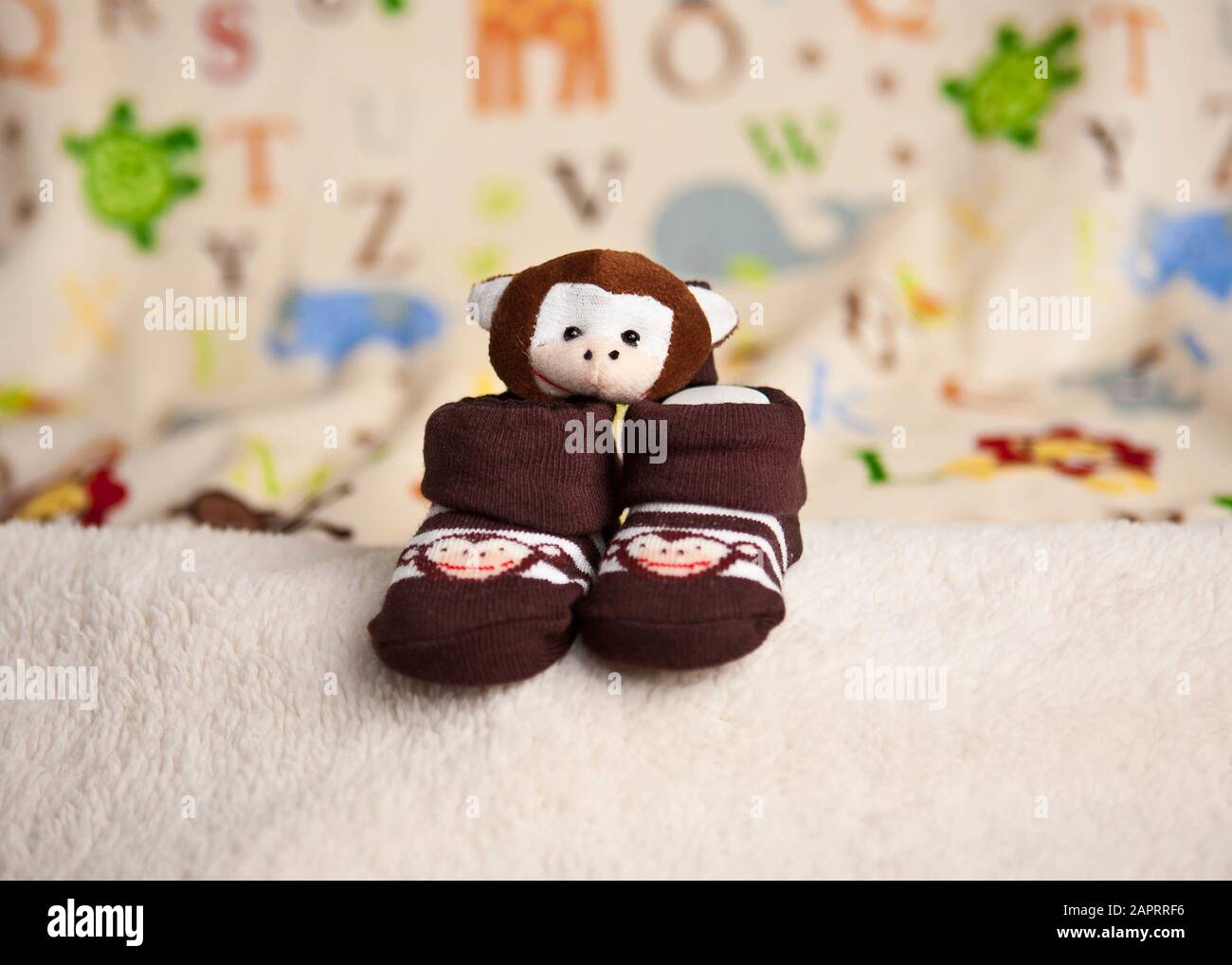 Paio di scarpe marrone per bambini con le scimmie carine su di esso Foto  stock - Alamy