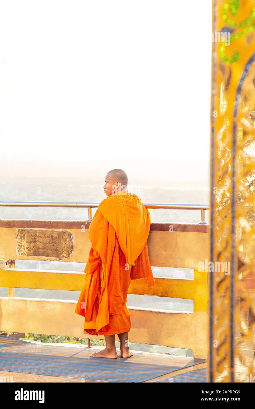 Giovane monaco e durante l'ora d'oro a su Taung Pyae Pagoda Foto Stock