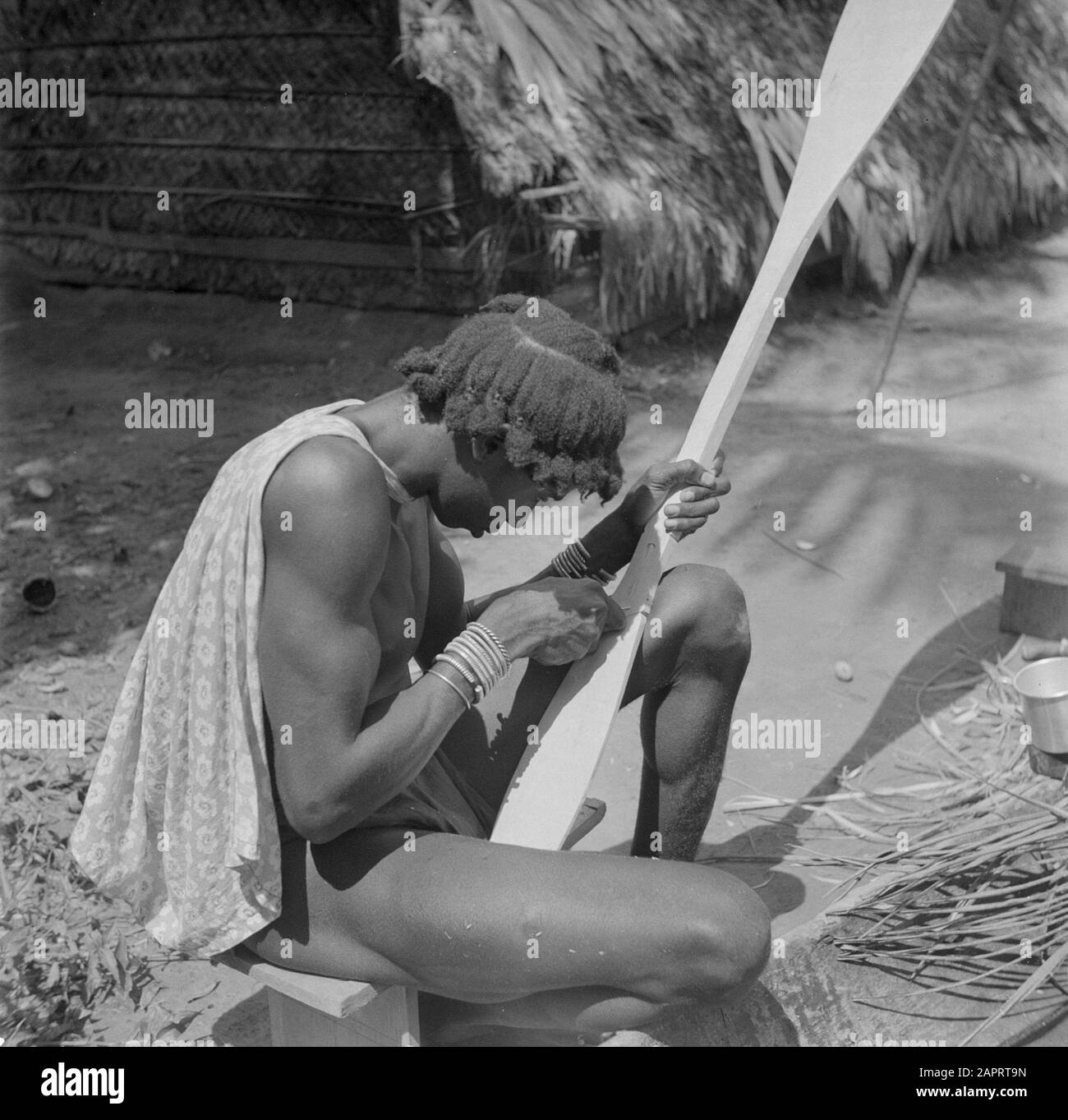 Viaggi in Suriname e Antille olandesi un'azienda agricola forestale tagliare una pagina per una korjaal a Langetabbetje Data: 1947 Località: Langatabbetje, Marowijne, Suriname Parole Chiave : sandcreole foresta, navi Foto Stock