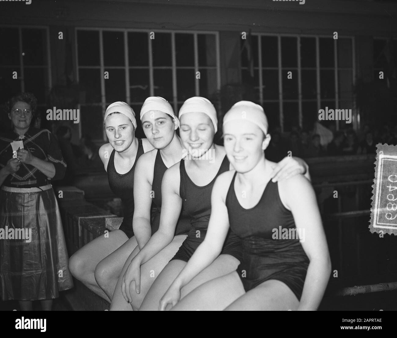 Nuoto. Olandese record 4 x 100 m corsa alternata con 4,1 secondi migliorata a Rotterdam [tempo: 5.02,10], Vlnr. Geertje Wielema (freestyle), Rika Bruins (pettorale), Joke de Korte (backstroke) e Mary Kok (farfalla corsa). Data: 27 Novembre 1954 luogo: Rotterdam, Zuid-Holland Parole Chiave: Ritratti di gruppo, sport, nuoto Nome personale: Bruins Rika, Kok Mary, Korte, Joke de, Wielema, Geertje Foto Stock