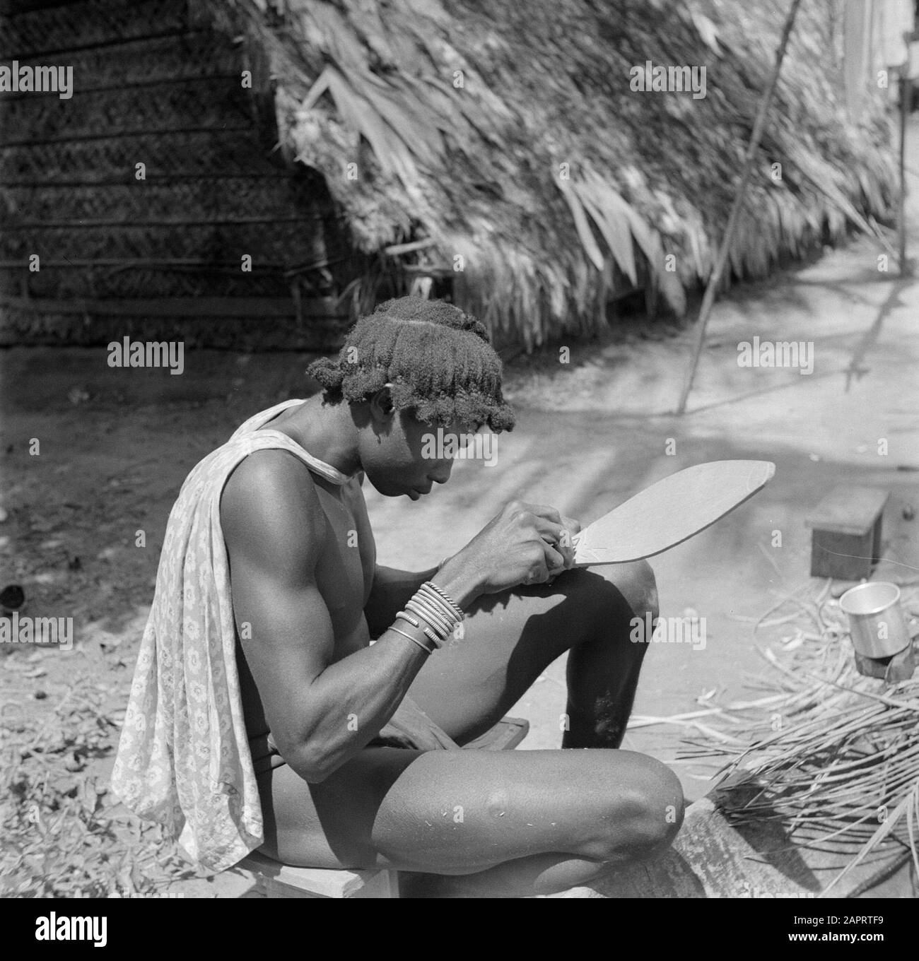 Viaggi in Suriname e Antille olandesi un'azienda agricola forestale tagliare una pagina per una korjaal a Langetabbetje Data: 1947 Località: Langatabbetje, Marowijne, Suriname Parole Chiave : sandcreole foresta, navi Foto Stock