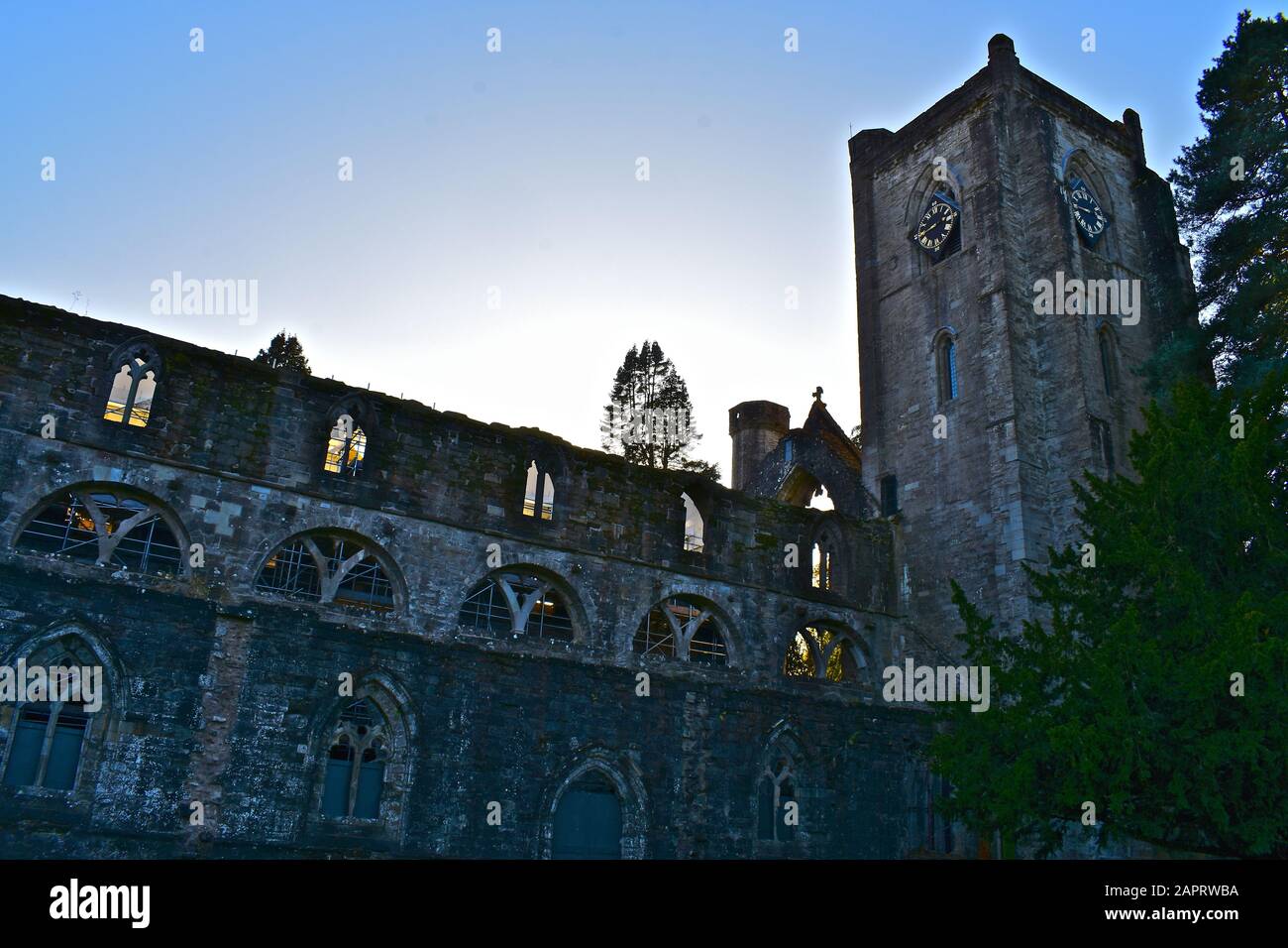 Campanile, Navata Nord E nave della Cattedrale di Dunkeld con sole autunnale che splende da dietro. Foto Stock
