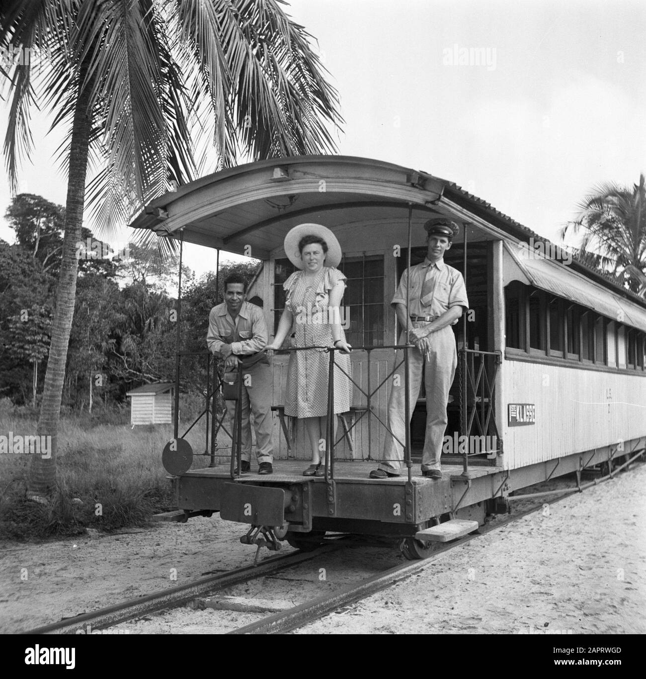 Viaggio in Suriname e Antille Olandesi una compagnia che include il medico Duurvoort (a sinistra) dell'ospedale 'Principessa Juliana' sul balcone posteriore del 'treno campo d'oro' a Kwakoegron Data: 1947 Ubicazione: Kwakoegron, Suriname Parole Chiave: Treni Nome personale: Duurvoort, [.] Foto Stock