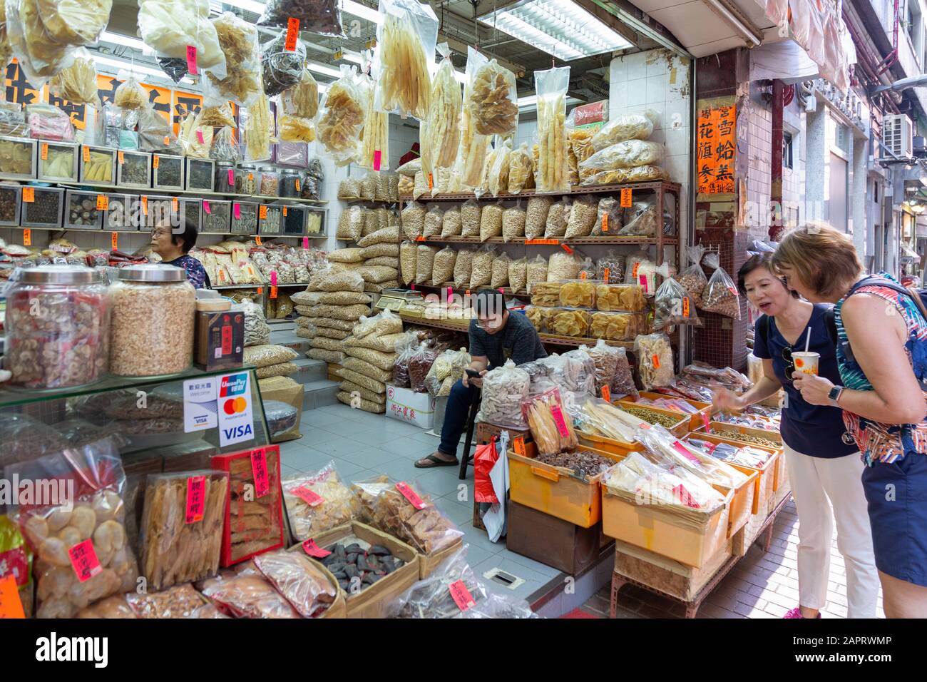 Negozio alimentare di Hong Kong - la gente che acquista in un negozio di pesce, quartiere centrale, Hong Kong Island Hong Kong Asia Foto Stock
