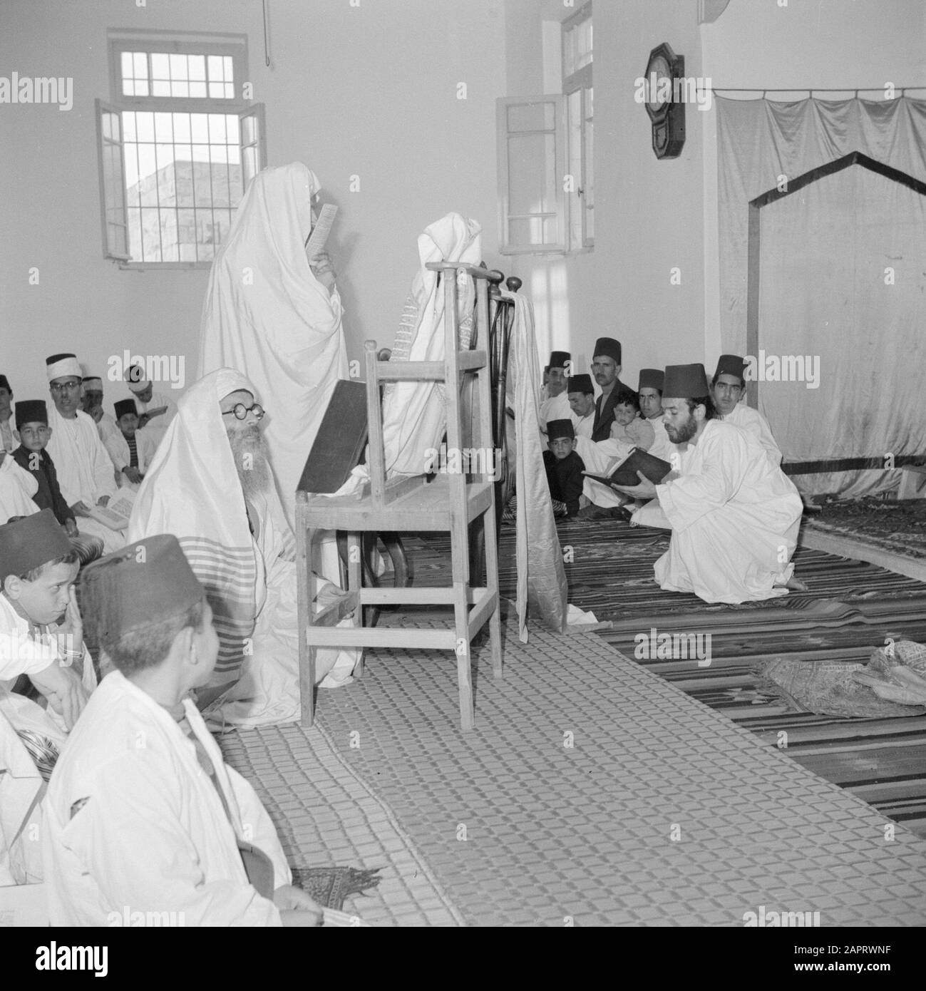 Medio Oriente 1950-1955: Giordania un gruppo di samaritani che leggono nelle loro sacre Scritture Annotazione: Al momento della registrazione questo luogo era in Giordania Data: 1950 luogo: Palestina, Giordania, Samaria Parole Chiave: Sacre Scritture, samaritani Foto Stock