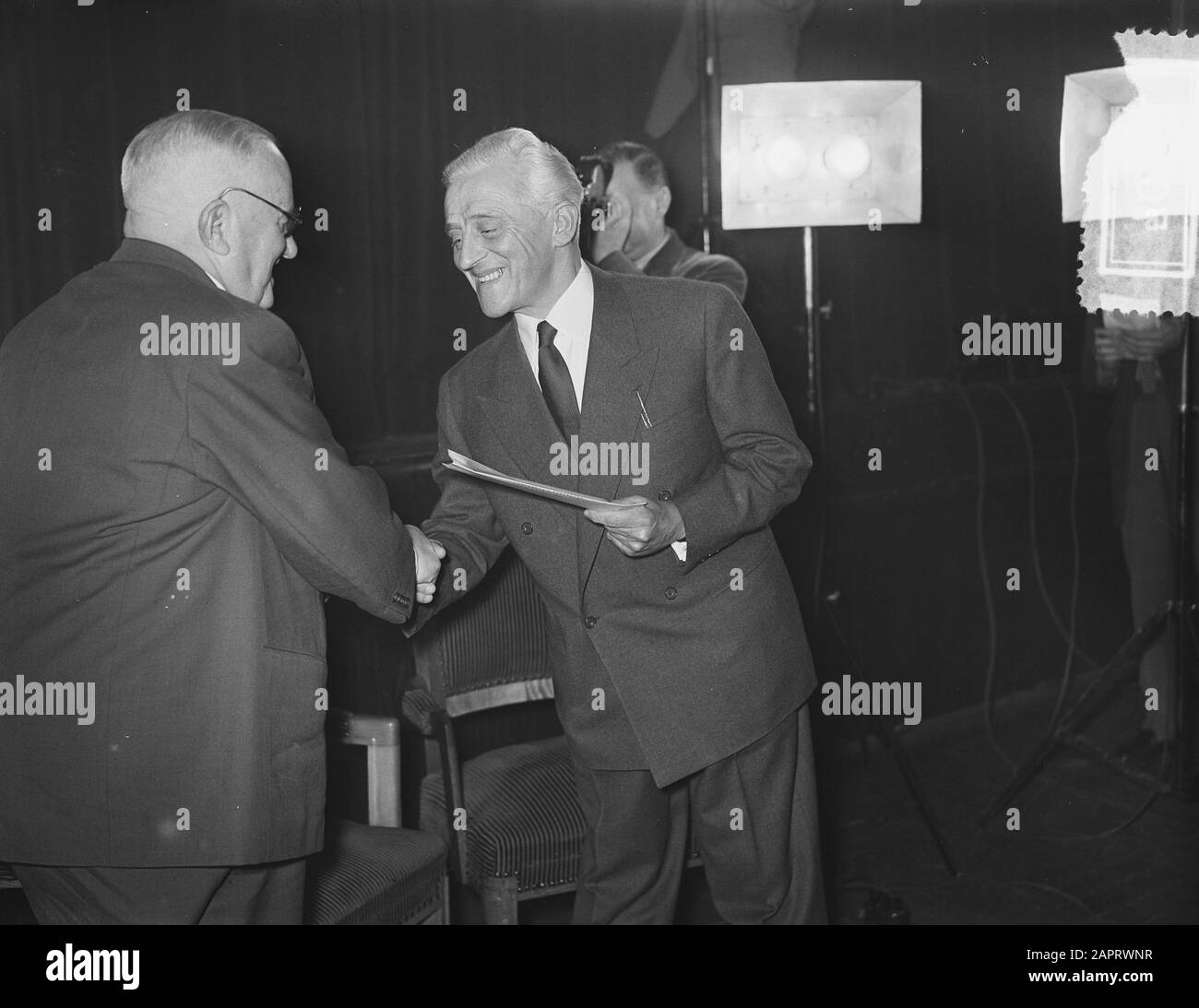 Olandese più vecchio radio sport reporter George Hogenkamp celebra il suo 80th compleanno. Reception presso il padiglione Minerva di Amsterdam. Hogenkamp (a sinistra) è congratulato da Jan Pijnenburg Data: 28 Marzo 1955 Località: Amsterdam, Noord-Holland Parole Chiave: Giornalisti, radio reporter, ricevimenti Nome personale: Hogenkamp, George, Pijnenburg, Jan Foto Stock