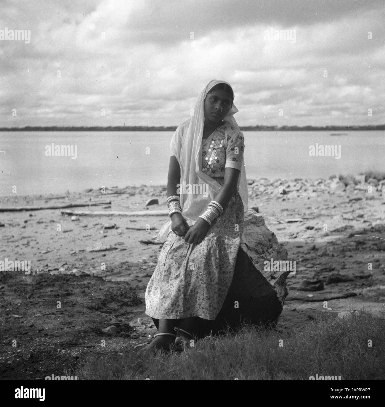 Viaggio in Suriname e Antille Olandesi una donna indù sulle rive del fiume Suriname Data: 1947 luogo: Suriname Parole Chiave: Indù, fiumi Foto Stock