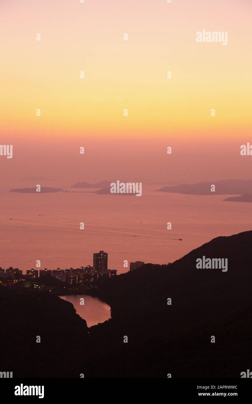 Isole di Hong Kong - una vista del tramonto che guarda a sud-ovest sopra le isole nel Mar Cinese Meridionale visto dal picco, l'Isola di Hong Kong, l'Asia di Hong Kong Foto Stock