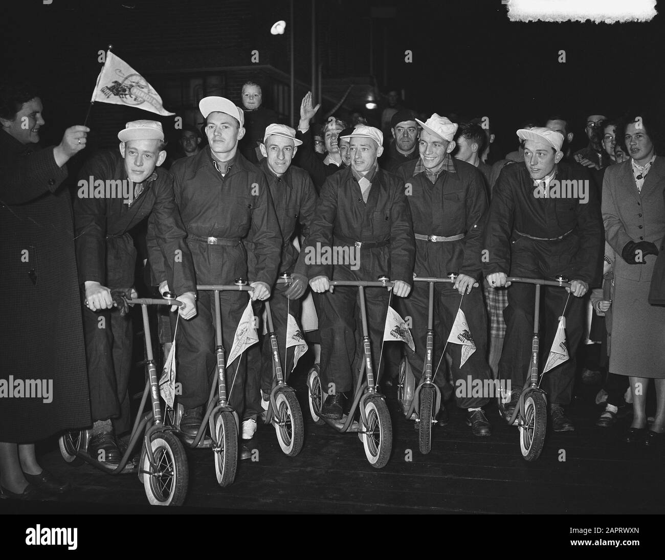 Ronde om Ijsselmeer su autopeds. Ha cominciato con una scommessa, un operaio di caseificio da Sint Maartensvlotbrug, un villaggio nella testa dell'Olanda del Nord, scommetta con la sua landlady per prendere un passo autoped a Oosterwolde in Friesland. Questo non è accaduto alla fine, ma si è rivelato il preludio di un giro intorno all'Ijsselmeer sul palco di un totale di sei colleghi. Lunedì 15 novembre, la mattina alle otto e mezzo, il colpo di partenza è stato sparato dalla signora Lambarts (a sinistra), la signora in questione. La prima tappa è stata particolarmente pesante con forti venti contrari e pioggia strippata sull'Afsluitdijk. ma wi Foto Stock