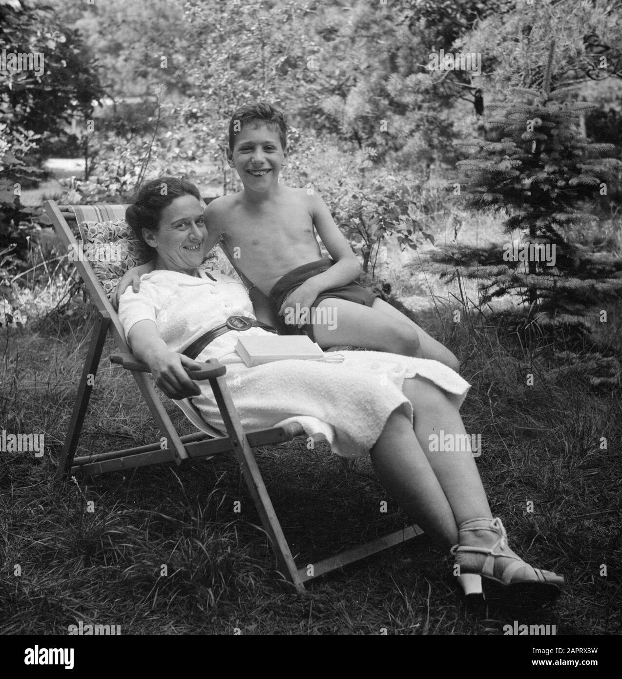 Foto di famiglia un ragazzo con una donna in un lettino Annotazione: Nota: John e Elsa Data: Undata: Undata luogo: Aalst, Gelderland Parole Chiave: Ragazzi, donne Foto Stock