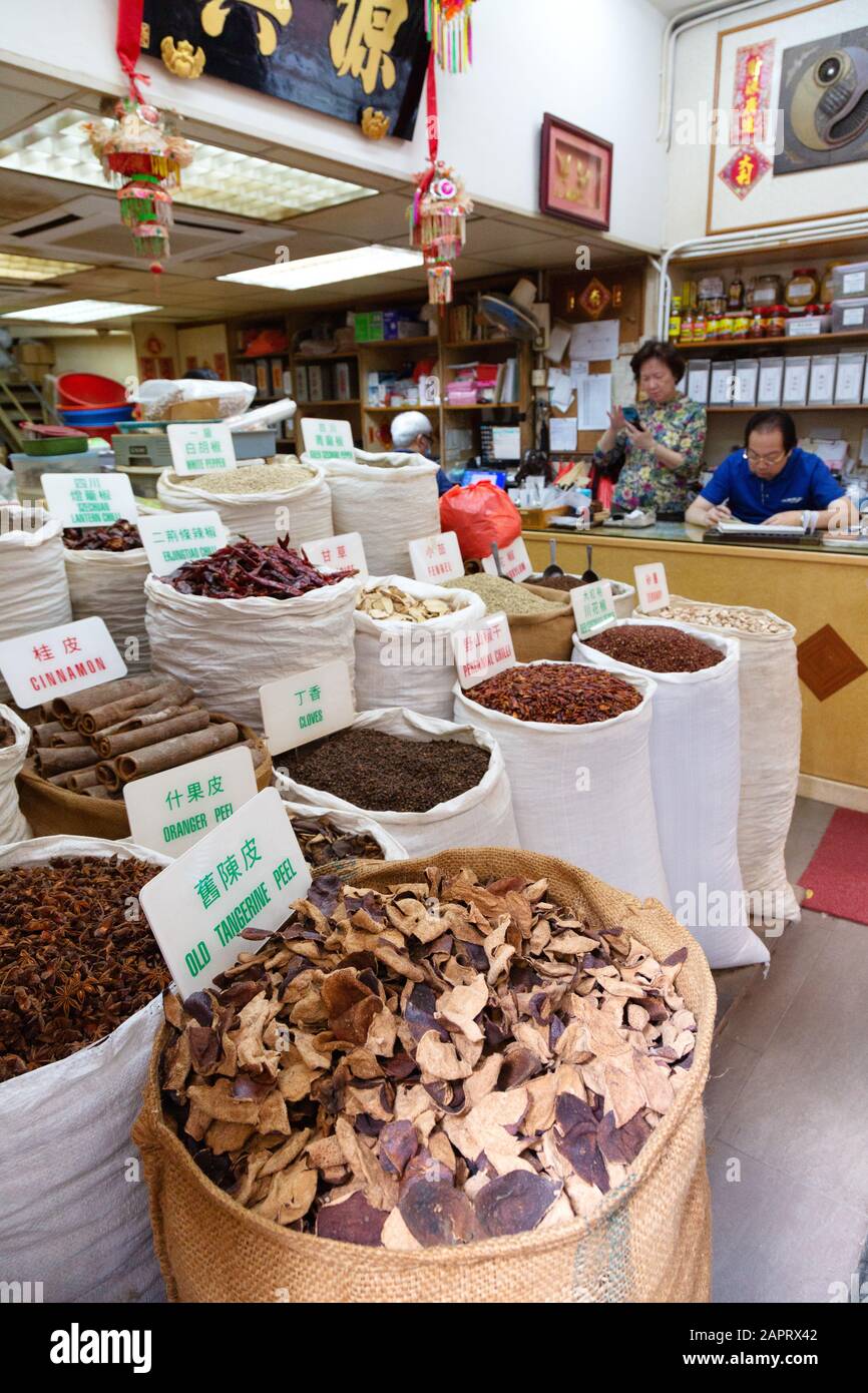 Erbe e spezie in vendita, in un negozio, Distretto Centrale, Isola di Hong Kong, Hong Kong Asia Foto Stock