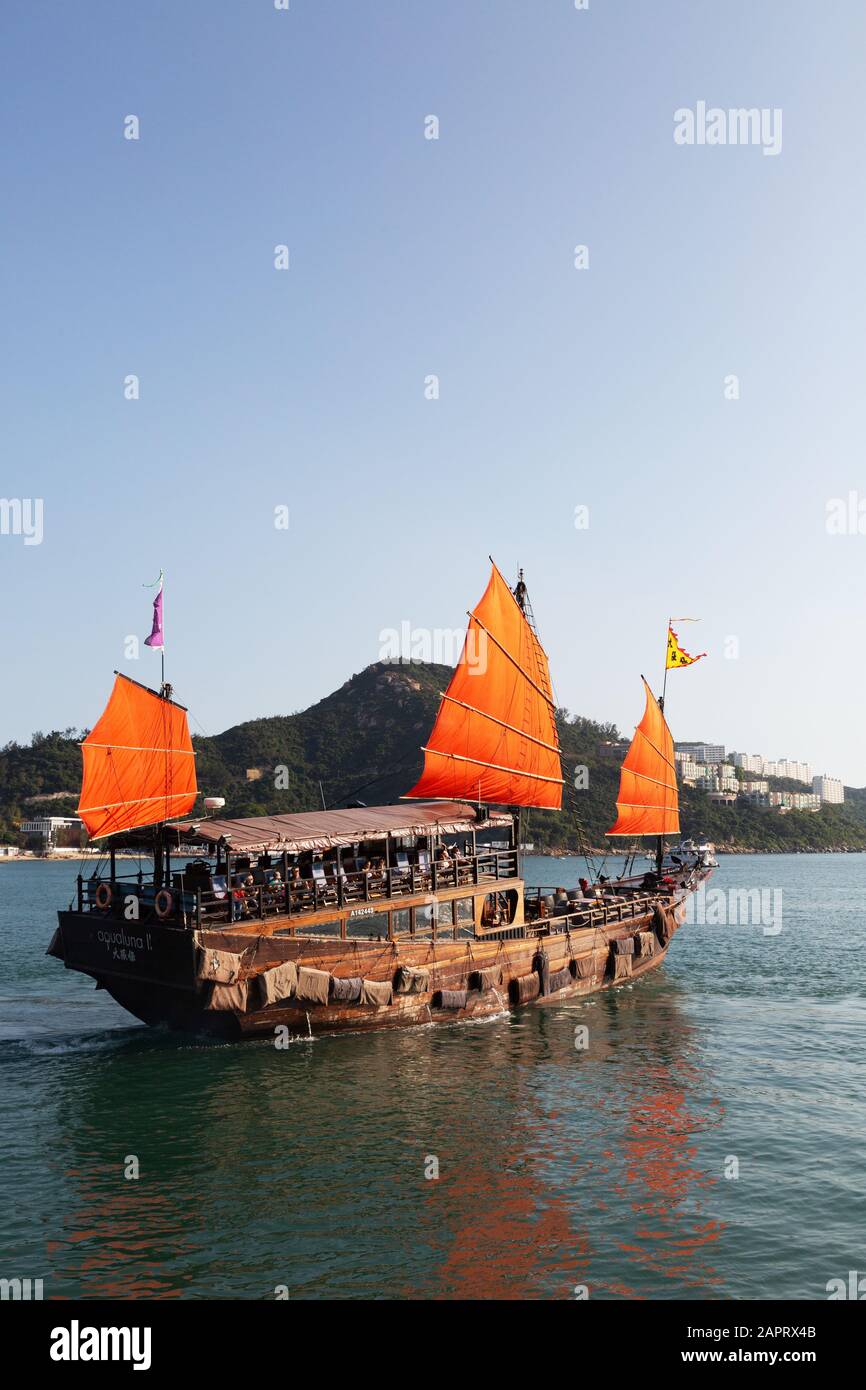 Hong Kong turismo - una barca turistica che sembra un tradizionale junk setting off dalla città di Stanley, Hong Kong Island, Hong Kong Asia Foto Stock