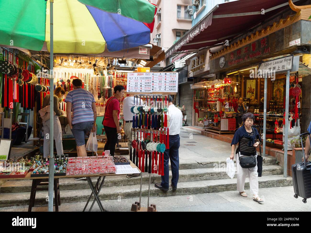 Lascar Row Hong Kong; Gente che acquista tra le bancarelle antiche di Upper Lascar Row, Hong Kong Island, Hong Kong Asia Foto Stock