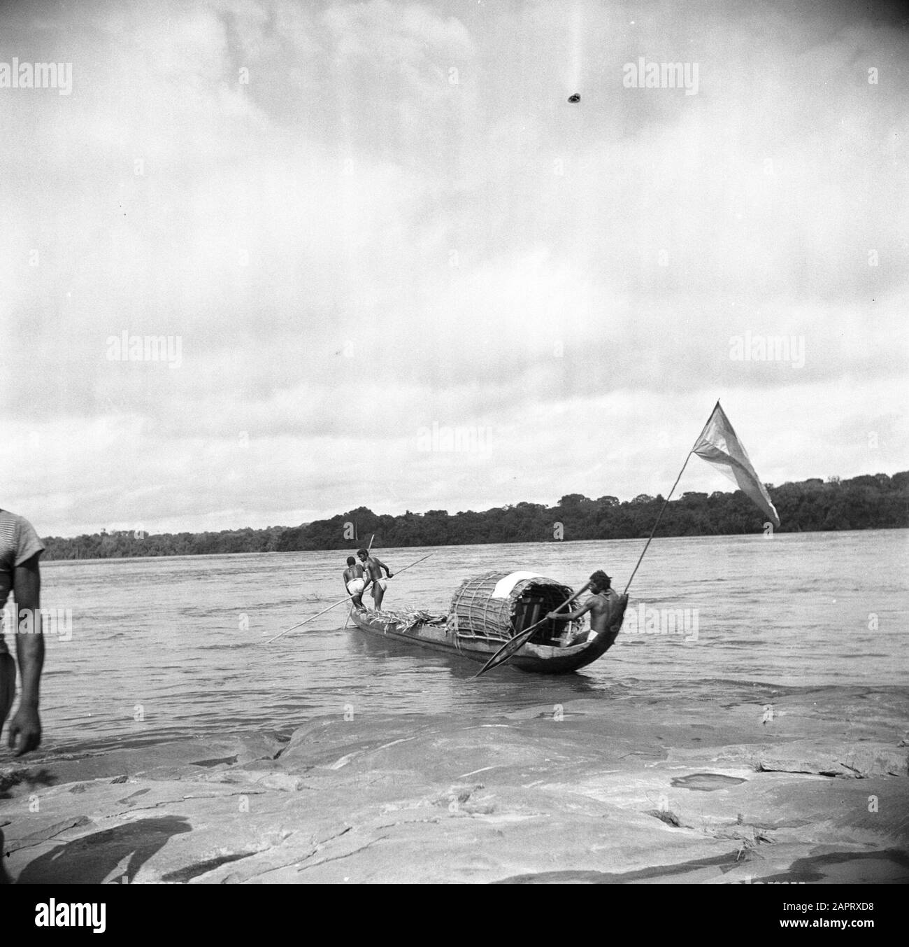 Viaggio a Suriname e Antille Olandesi UNA korjaal a rapide sul Marowijnerivier vicino Langetabbetje Data: 1947 Località: Langatabbetje, Marowijne, Suriname Parole Chiave: Fiumi, navi, rapide Foto Stock