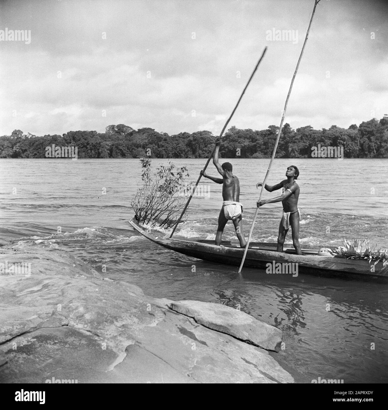 Viaggio a Suriname e Antille Olandesi UNA korjaal a rapide sul Marowijnerivier vicino Langetabbetje Data: 1947 Località: Langatabbetje, Marowijne, Suriname Parole Chiave: Fiumi, navi, rapide Foto Stock