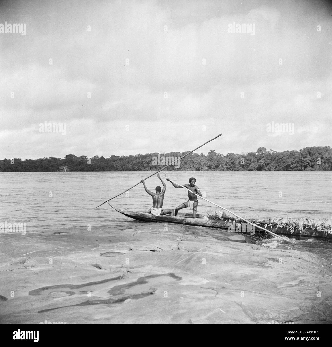 Viaggio a Suriname e Antille Olandesi UNA korjaal in una rapide sul Marowijnerivier Data: 1947 posizione: Suriname Parole Chiave: Fiumi, navi, rapide Foto Stock