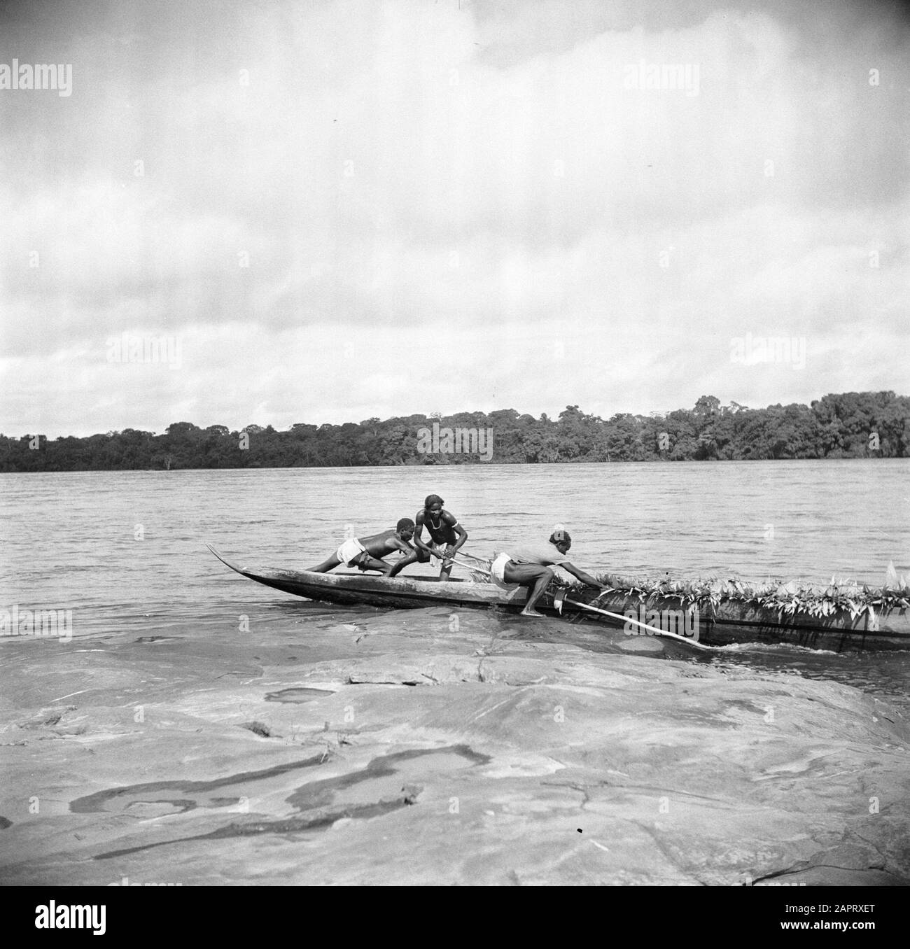 Viaggio a Suriname e le Antille olandesi UNA korjaal ad un flusso accelerante sul Marowijnerivier vicino Langetabbetje Data: 1947 Località: Langatabbetje, Marowijne, Suriname Parole Chiave: Fiumi , navi, rapide Foto Stock