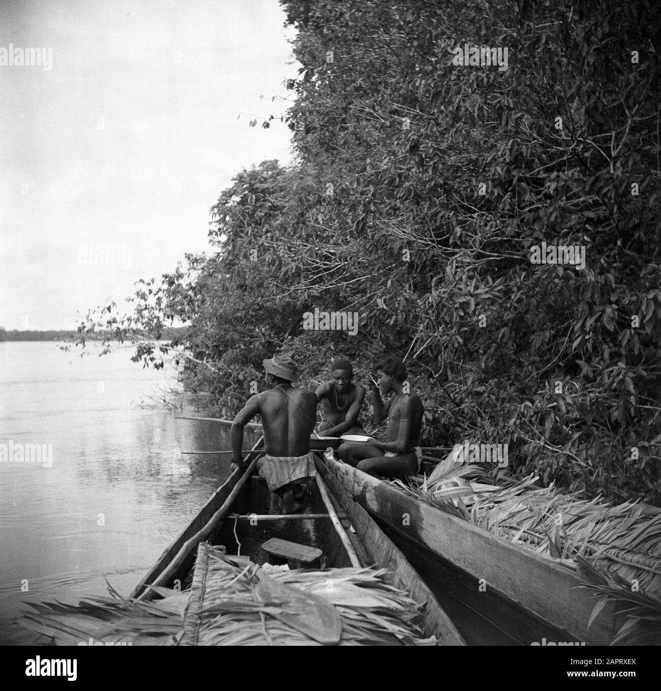 Viaggio a Suriname e le Antille olandesi UNA korjaal sul Marowijnerivier vicino Langetabbetje Data: 1947 Località: Langatabbetje, Marowijne, Suriname Parole Chiave: Fiumi, navi Foto Stock