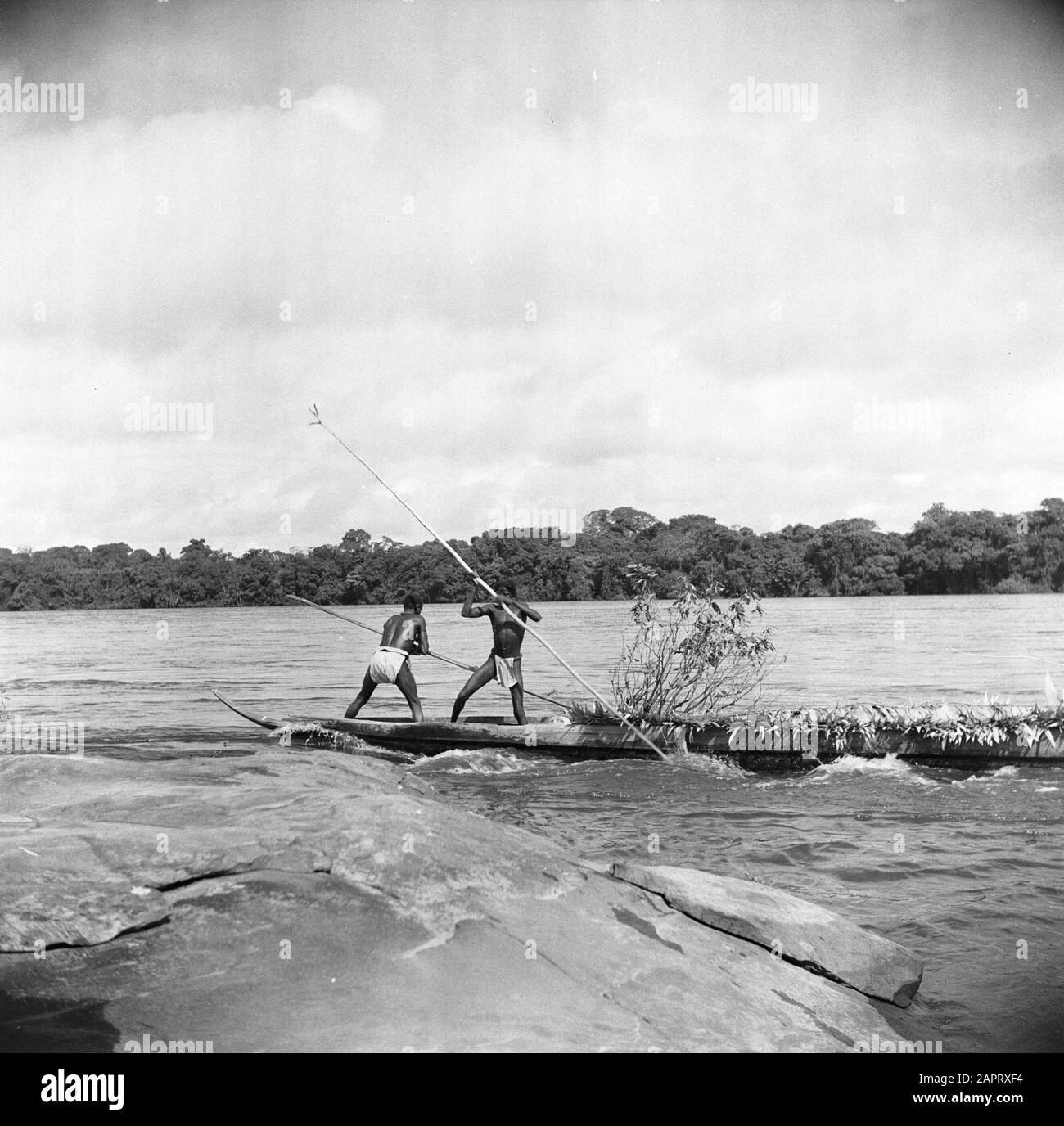 Viaggio a Suriname e Antille Olandesi UNA korjaal a rapide sul Marowijnerivier vicino Langetabbetje Data: 1947 Località: Langatabbetje, Marowijne, Suriname Parole Chiave: Fiumi, navi, rapide Foto Stock