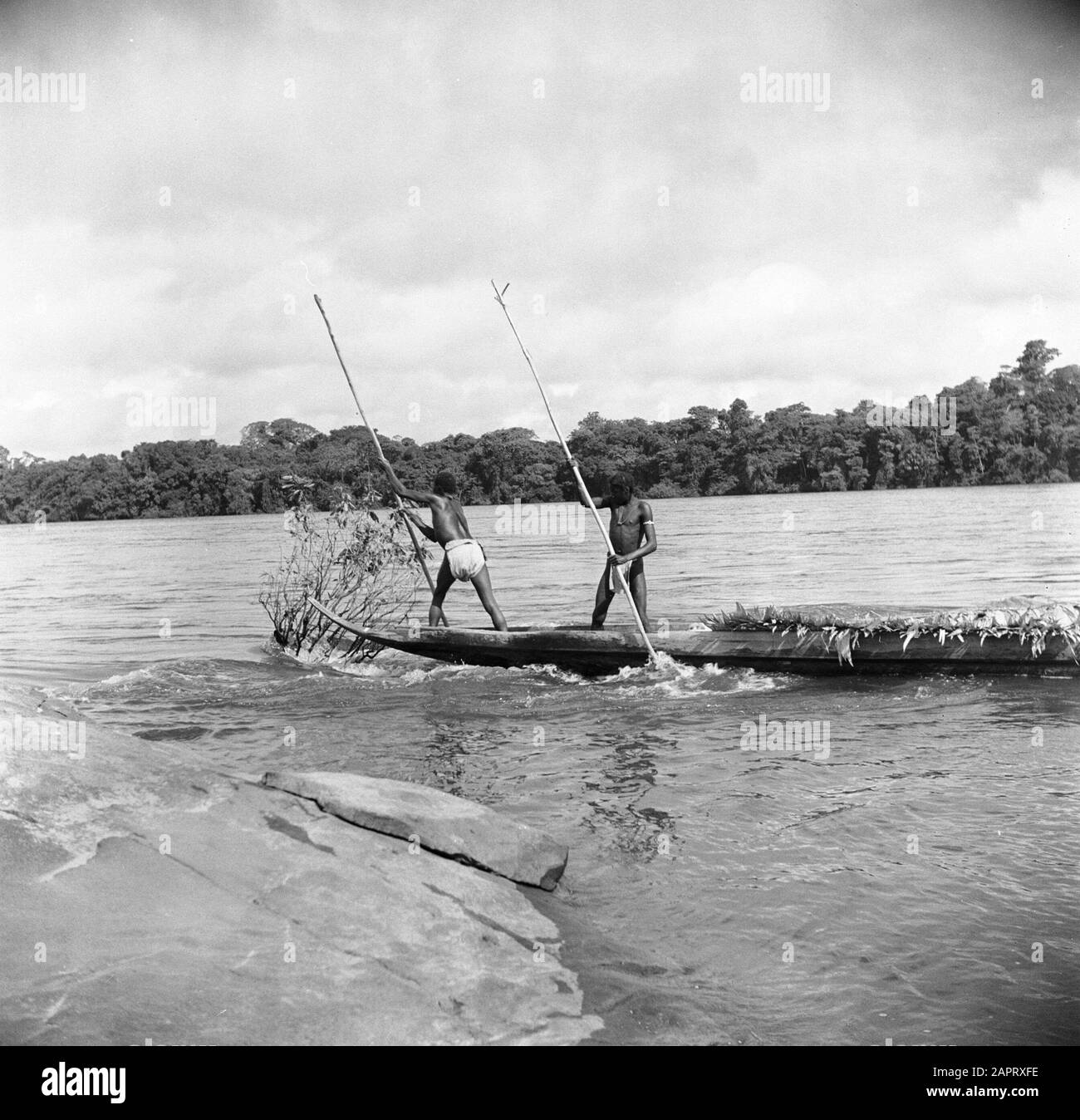Viaggio a Suriname e Antille Olandesi UNA korjaal a rapide sul Marowijnerivier vicino Langetabbetje Data: 1947 Località: Langatabbetje, Marowijne, Suriname Parole Chiave: Fiumi, navi, rapide Foto Stock