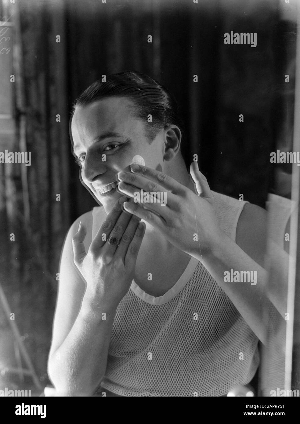 Pubblicità Fotografia UN uomo rasa Data: 1933 Parole Chiave: Uomini, rasatura Foto Stock