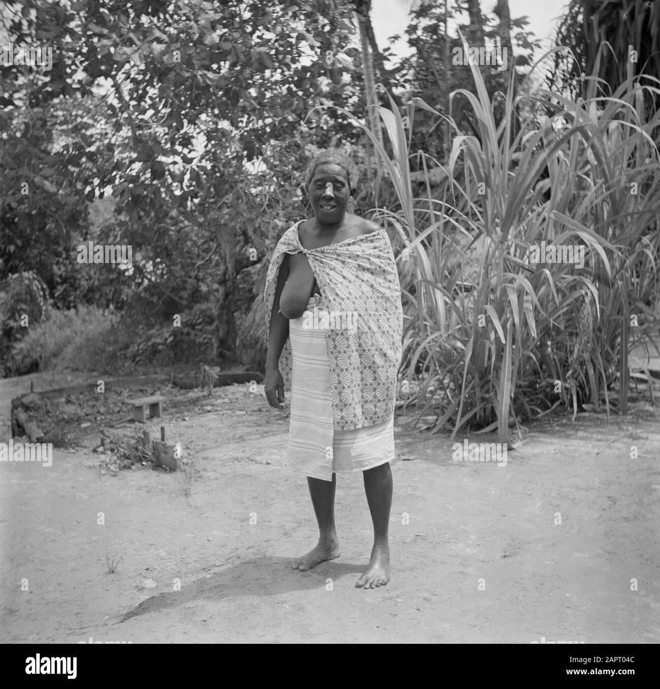 Viaggio in Suriname e Antille Olandesi una vecchia creola donna a Langetabbetje in Suriname Data: 1947 luogo: Langatabbetje, Marowijne, Suriname Parole Chiave: Foresta di lana, anziani, donne Foto Stock
