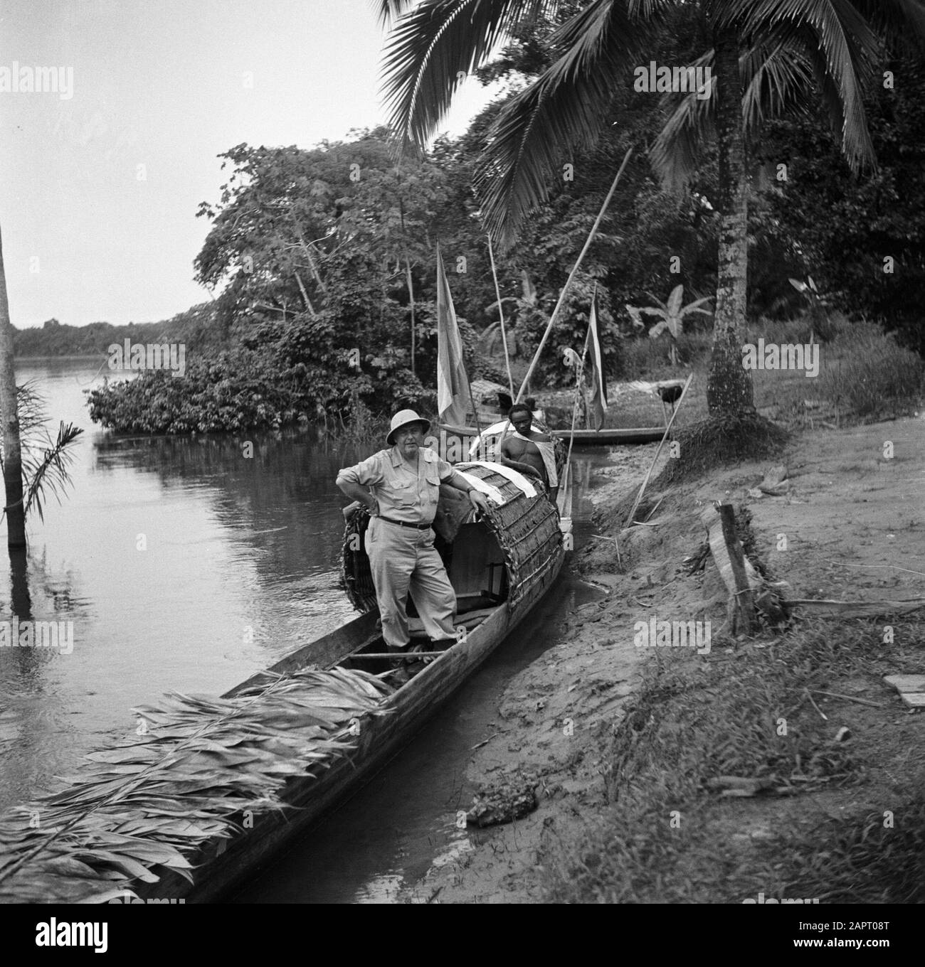 Viaggio in Suriname e le Antille olandesi un passeggero in un corallo sul Marijwijnerivier vicino Langetabbetje, forse Guglielmo del poll Data: 1947 posizione: Langatabbetje, Marowijne, Suriname Parole Chiave: Fiumi, navi Foto Stock