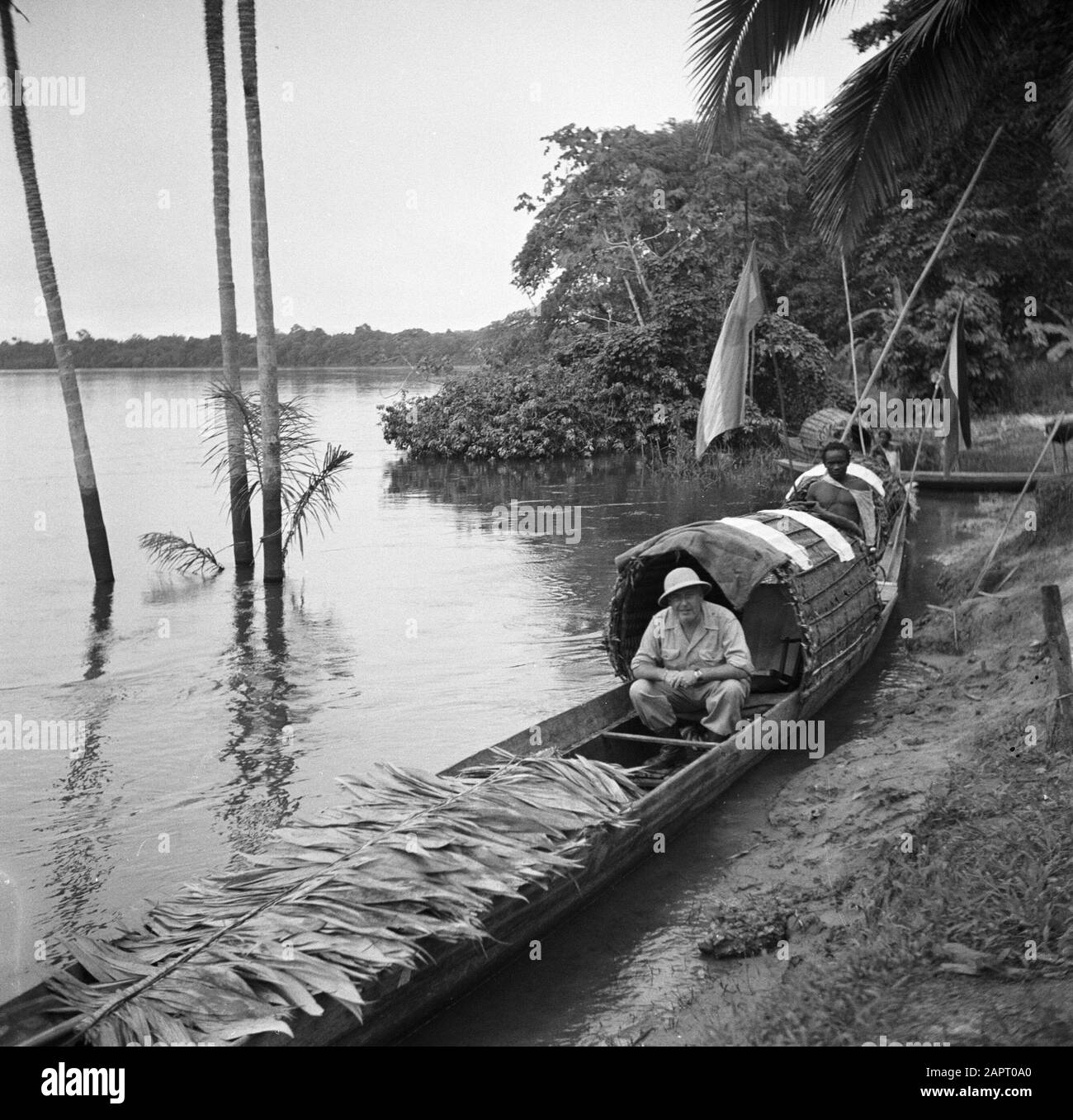 Viaggio in Suriname e le Antille olandesi un passeggero in un corallo sul Marijwijnerivier vicino Langetabbetje, forse Guglielmo del poll Data: 1947 posizione: Langatabbetje, Marowijne, Suriname Parole Chiave: Fiumi, navi Foto Stock
