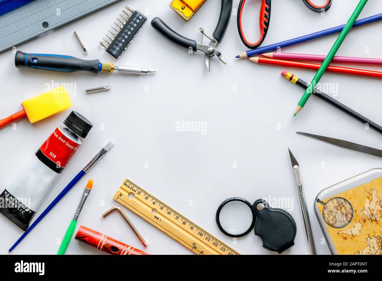 Articoli di cancelleria su sfondo bianco. I tuoi strumenti creativi. Immagini con articoli di cancelleria su sfondo bianco, matite, pittura ad olio, pennelli ad olio, un bunc Foto Stock