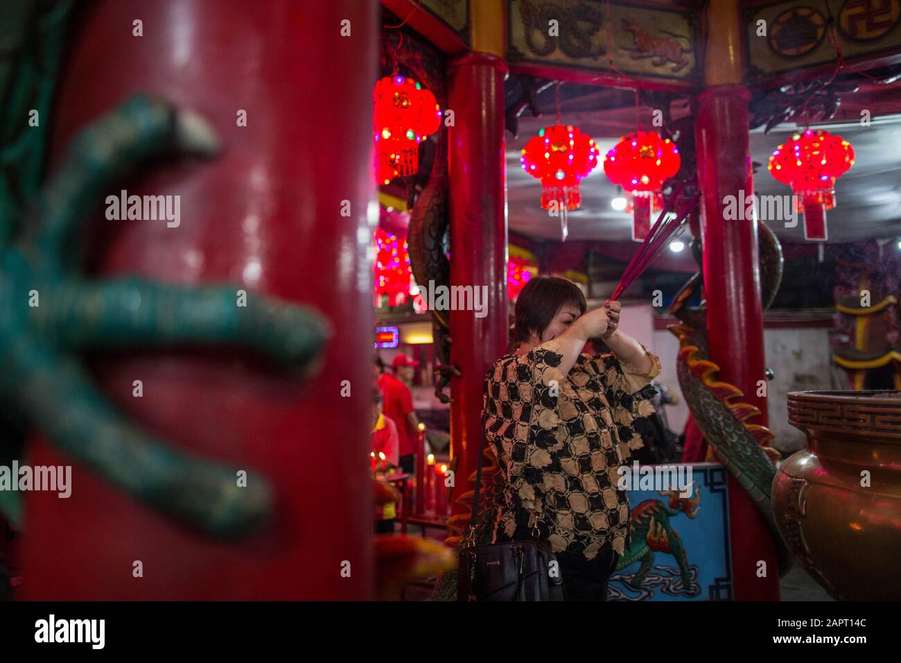 Jakarta, Jakarta, Indonesia. 24th Gen 2020. Cinese etnico indonesiano prega durante le celebrazioni del Capodanno cinese Lunar al tempio di Amurva Bhumi a Giacarta, Indonesia, il 24 gennaio 2020. Il Chinese Lunar New Year, chiamato anche Festival di Primavera, cade il 25 gennaio 2020, il primo giorno dell'anno del Rat. Credit: Afriadi Hikmal/Zuma Wire/Alamy Live News Foto Stock