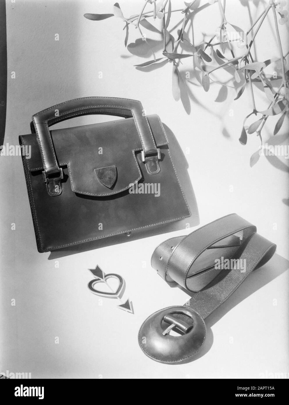 Fotografia pubblicitaria UNA borsa e una cintura Data: Parole Chiave non date: Pelletteria Nome istituto: KLM Foto Stock