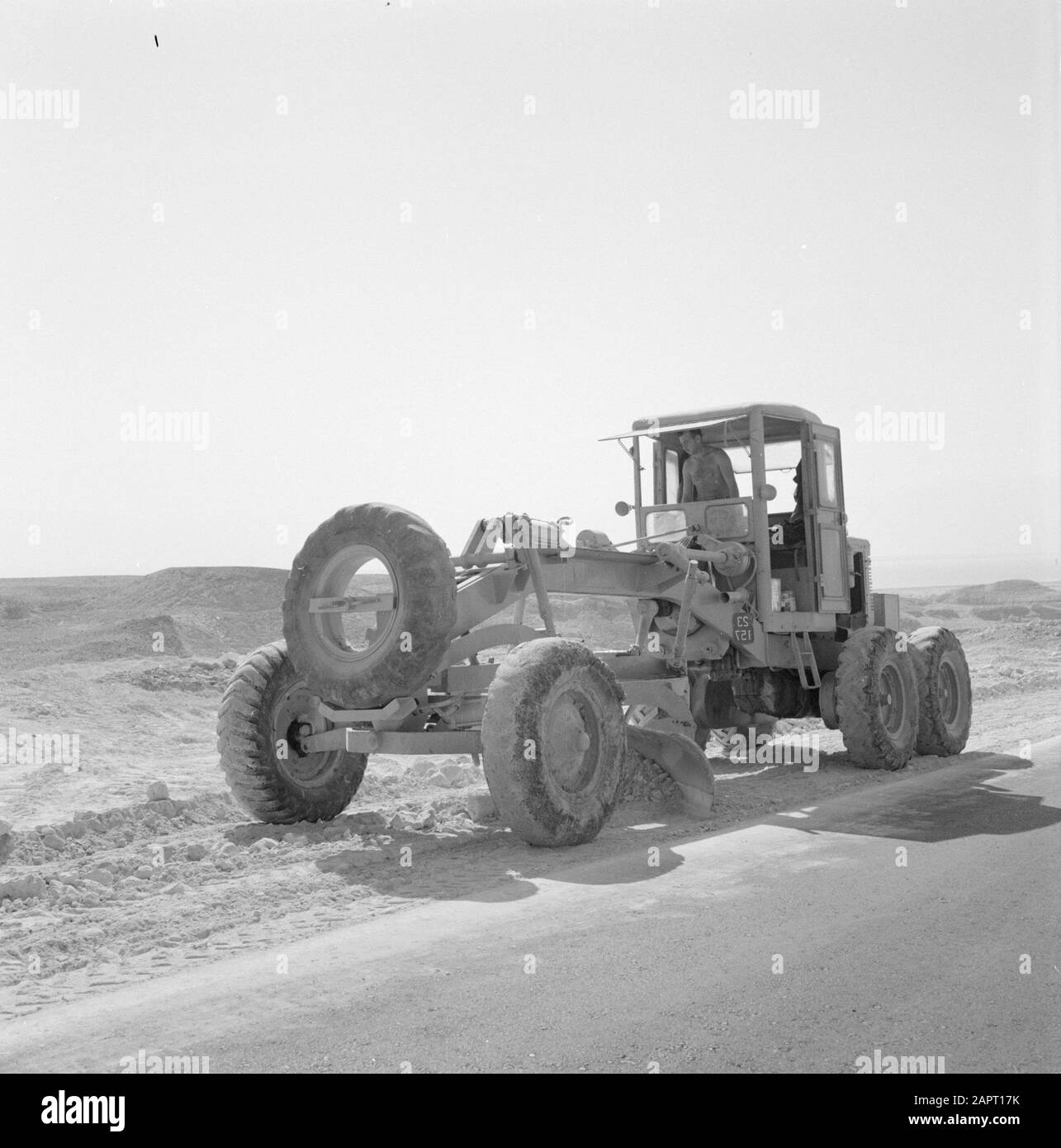 Israele 1964-1965: Area del Mar Morto un trattore muove sabbia per la costruzione di una strada. Date: 1964 Location: Dead Sea, Israel Keywords: Trattori Foto Stock
