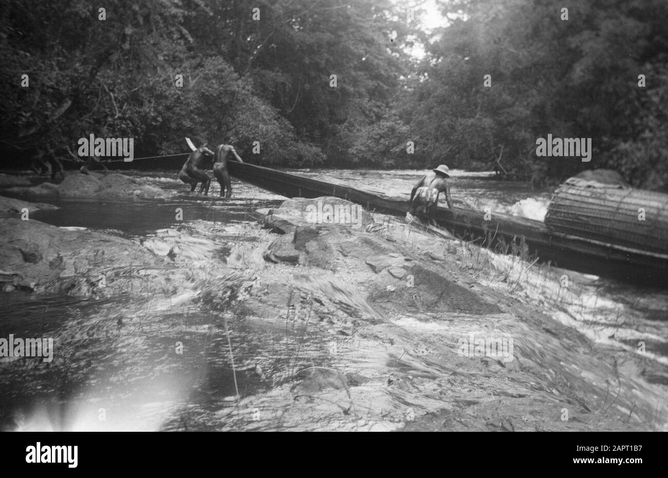 Viaggio in Suriname e le Antille Olandesi Una delle Korjals di Van de Polls compagnia di viaggio in un ritmo rapido sul Marowijnerivier Data: 1947 Località: Marowijne, Suriname Parole Chiave: Fiumi, navi, rapide Foto Stock