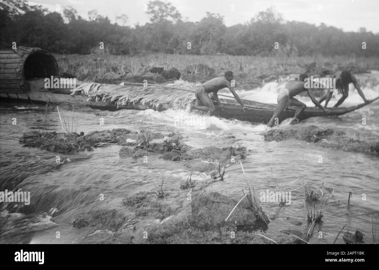 Viaggio in Suriname e le Antille Olandesi Una delle Korjals di Van de Polls compagnia di viaggio in un ritmo rapido sul Marowijnerivier Data: 1947 Località: Marowijne, Suriname Parole Chiave: Fiumi, navi, rapide Foto Stock
